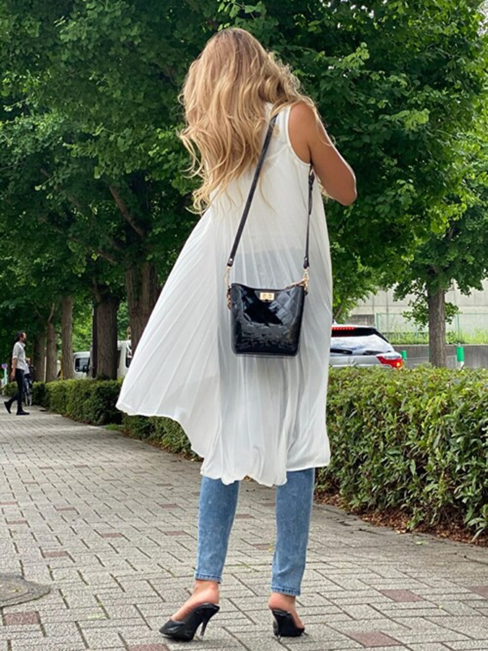 「休日スタイル、レギパン、セシルマクビー、カジュアルコーデ、CECIL McBEE、ロングブラウス、バックプリーツ、スリットレギンス」｜「CECIL McBEEのインナー付き後ろプリーツロングブラウス（シャツ/ブラウス、ホワイト系）」を使った、cecilmcbee_staffさん（レディース・160cm）の夏コーディネートの1枚目の写真