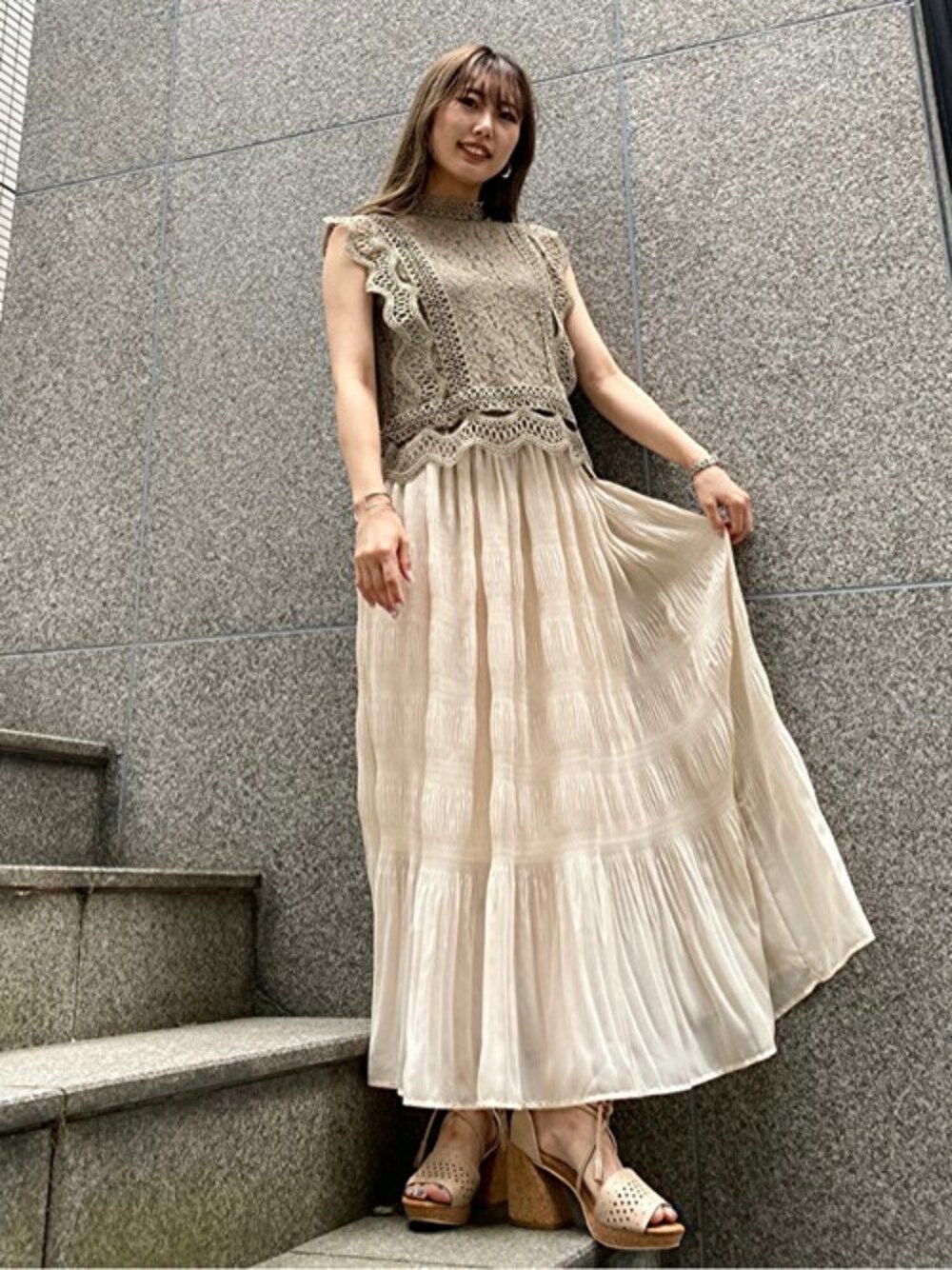 「ブラウス、レース、ロングスカート、休日スタイル、ノースリーブ、セシルマクビー、カジュアルコーデ、CECIL McBEE、レースブラウス」｜「CECIL McBEEのレースプルオーバー（シャツ/ブラウス、グリーン系）」を使った、cecilmcbee_staffさん（レディース・155cm）の夏コーディネートの1枚目の写真