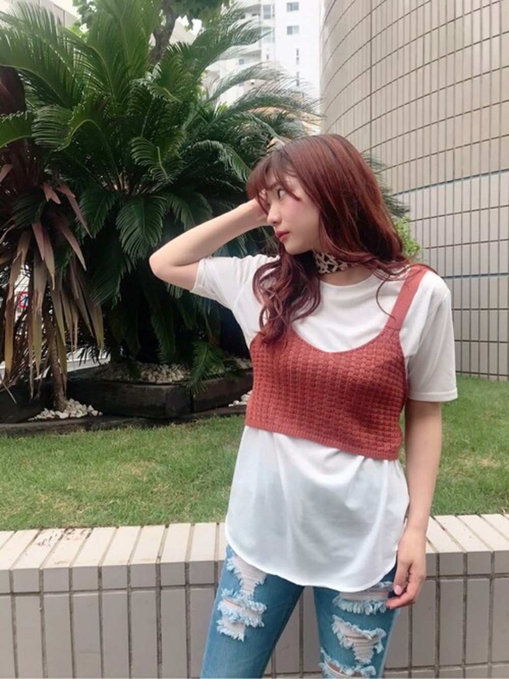 「レイヤードスタイル、休日スタイル、デニムパンツ、夏コーデ、セシルマクビー、カジュアルコーデ、CECIL McBEE、ニットビスチェ」｜「CECIL McBEEのニットビスチェ付きＴＯＰＳ（ニット/セーター、オレンジ系）」を使った、cecilmcbee_staffさん（レディース・160cm）の夏コーディネートの1枚目の写真