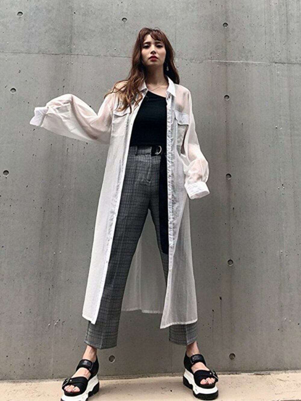 「ロングシャツ、休日スタイル、パンツスタイル、シアーシャツ、センタープレス、セシルマクビー、カジュアルコーデ、CECIL McBEE」｜「CECIL McBEEのテレコタンクトップス（タンクトップ、ブラック系）」を使った、cecilmcbee_staffさん（レディース・167cm）の夏コーディネートの1枚目の写真