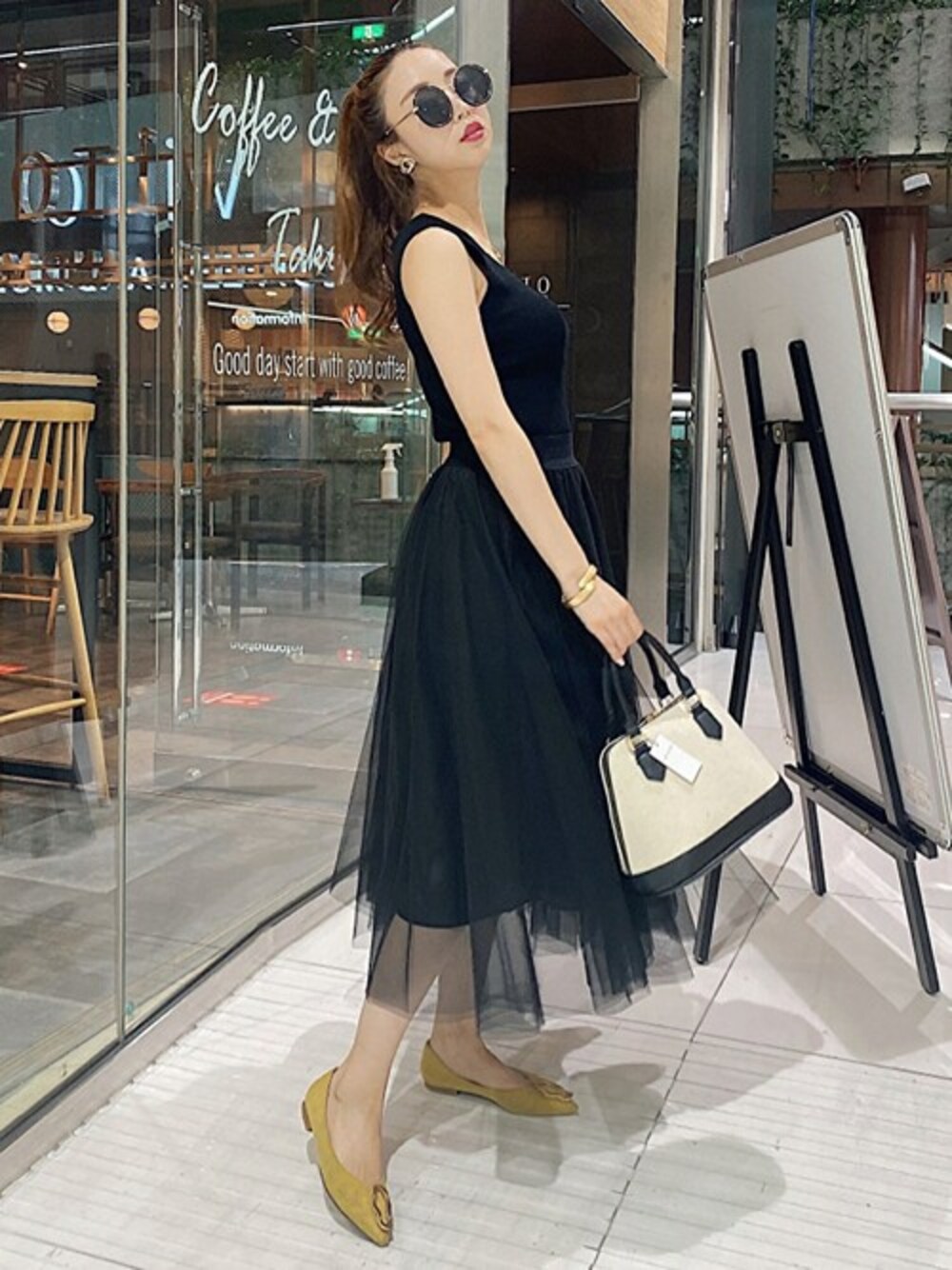 「スカート、チュールスカート、ノースリーブ、セシルマクビー、カジュアルコーデ、スクエア、CECIL McBEE、大人かわいい」｜「CECIL McBEEのスクエアノースリーブニットTOPS（タンクトップ、ベージュ系）」を使った、cecilmcbee_staffさん（レディース・160cm）の夏コーディネートの1枚目の写真