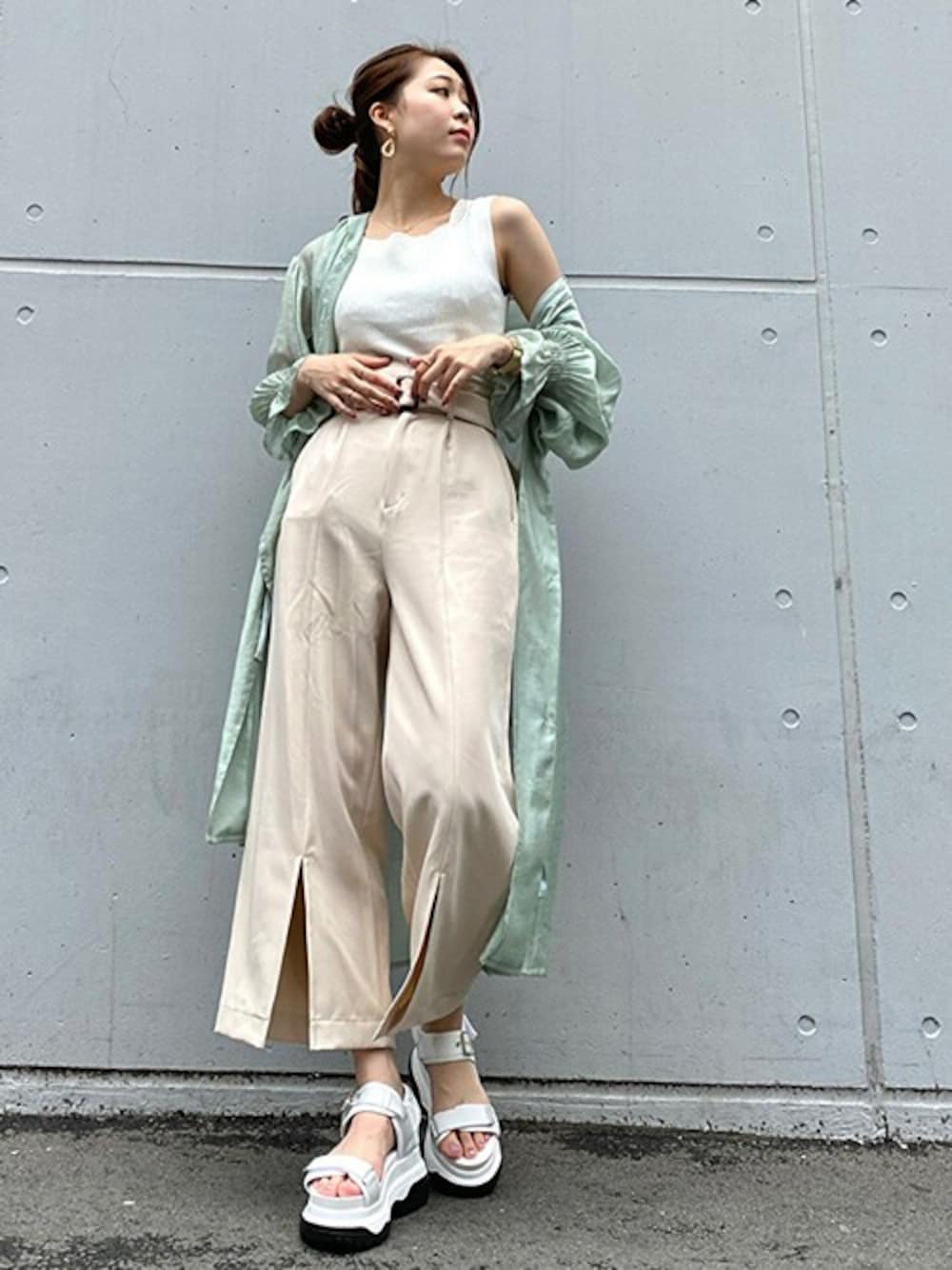 「グリーン、ワイドパンツ、シアーシャツ、ノースリーブ、セシルマクビー、シアー、スクエア、CECIL McBEE、高身長女子、スリットパンツ」｜「CECIL McBEEのフード付きシアーアウター（テーラードジャケット、グリーン系）」を使った、cecilmcbee_staffさん（レディース・165cm）の夏コーディネートの1枚目の写真