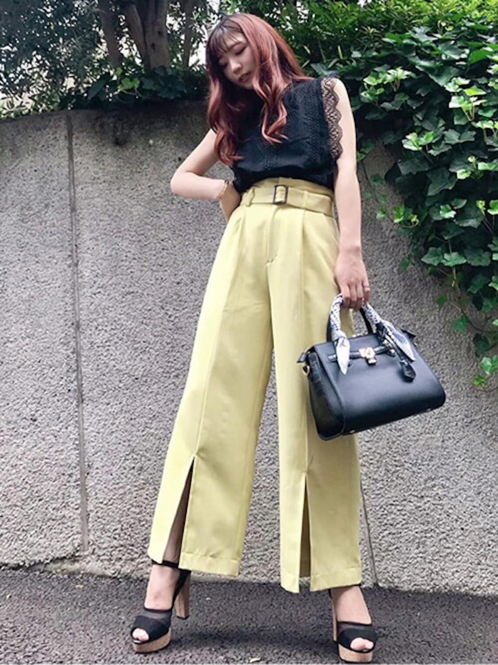 「イエロー、レース、ワイドパンツ、総レース、ノースリーブ、セシルマクビー、カジュアルコーデ、CECIL McBEE、スリットパンツ」｜「CECIL McBEEのシフォンカットドビーブラウス（シャツ/ブラウス、ブラック系）」を使った、cecilmcbee_staffさん（レディース・160cm）の夏コーディネートの1枚目の写真
