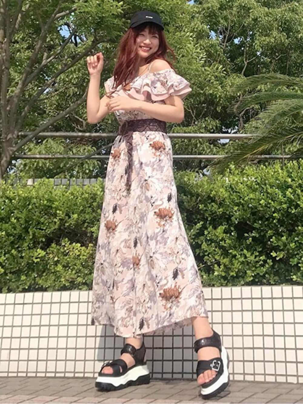 「ワンピース、オールインワン、オフショル、花柄ワンピース、夏コーデ、セシルマクビー、カジュアルコーデ、CECIL McBEE」｜「CECIL McBEEの花柄オフショルオールインワン（ワンピース、ピンク系）」を使った、cecilmcbee_staffさん（レディース・160cm）の夏コーディネートの1枚目の写真