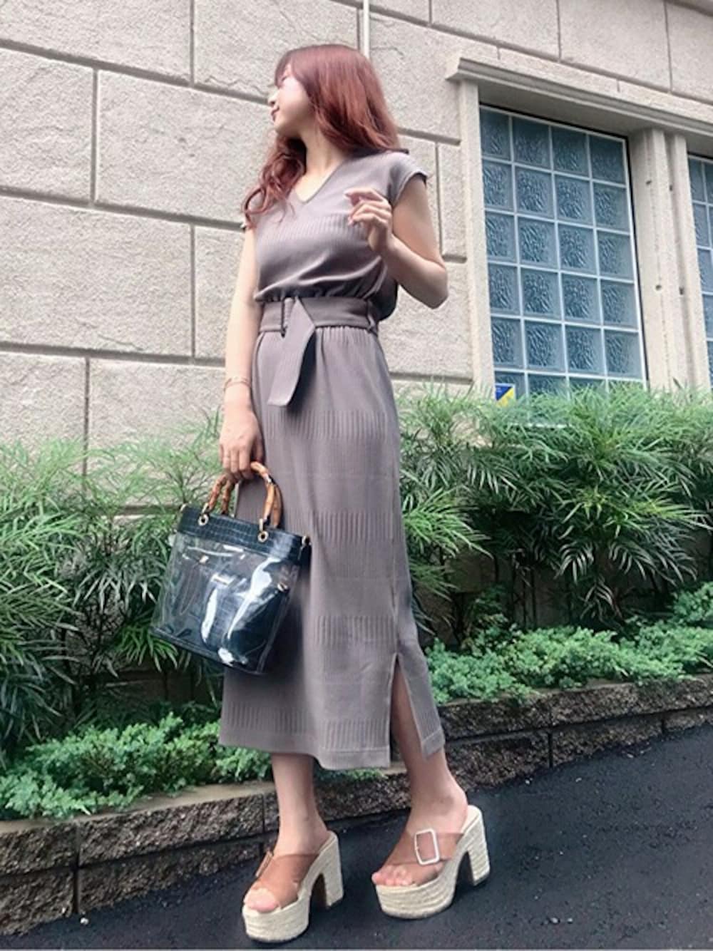 グリーン系のワンピース、ブラック系のワンピース、ベージュ系のワンピースを着用したレディースの夏コーディネートの1枚目の写真