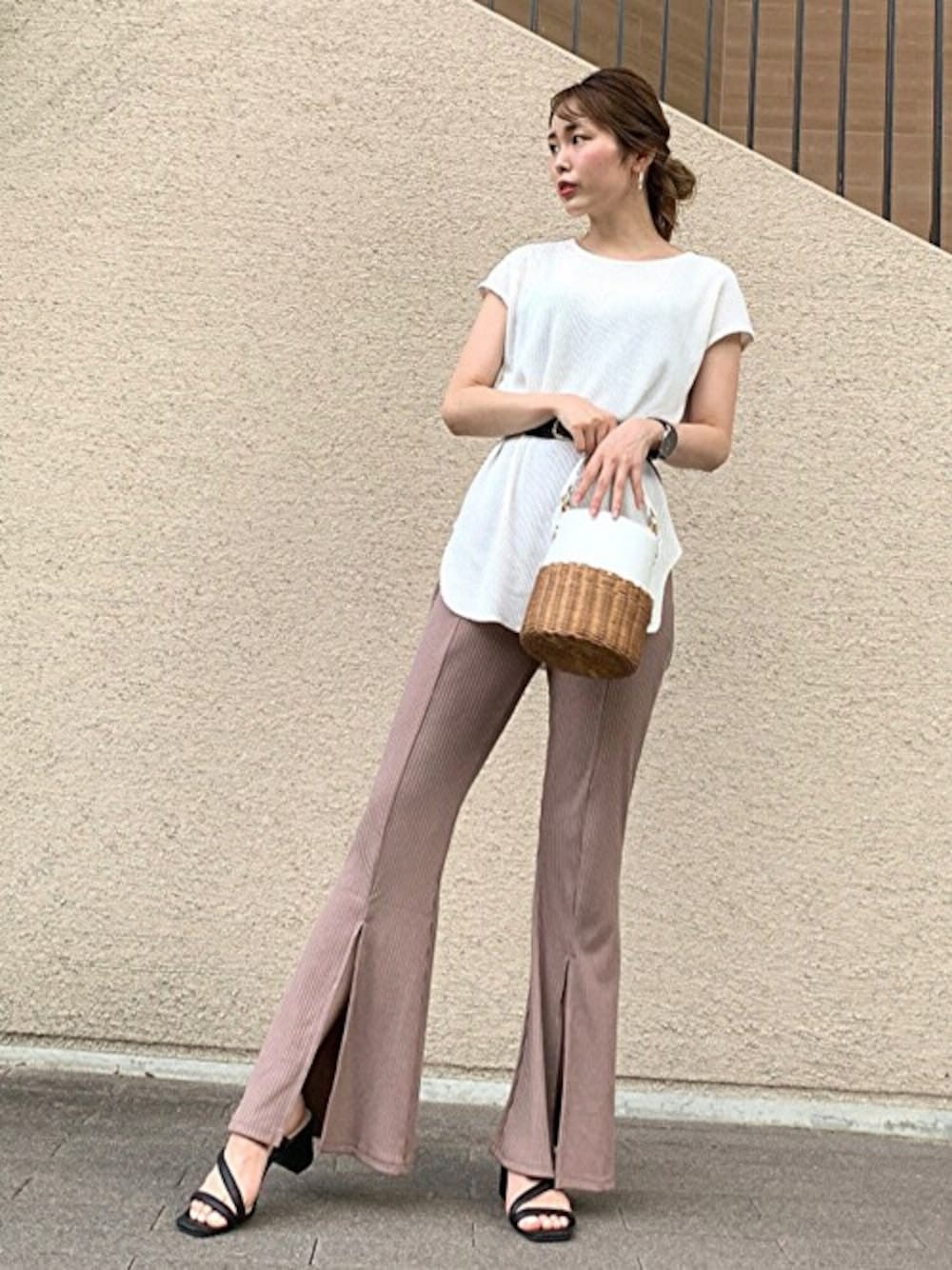 「休日コーデ、フレアパンツ、ワッフル、セシルマクビー、カジュアルコーデ、CECIL McBEE、フレンチスリーブ、テレコ、スリットパンツ」｜「CECIL McBEEのワッフルフレンチスリーブトップス（Tシャツ/カットソー、ホワイト系）」を使った、cecilmcbee_staffさん（レディース・156cm）の夏コーディネートの1枚目の写真