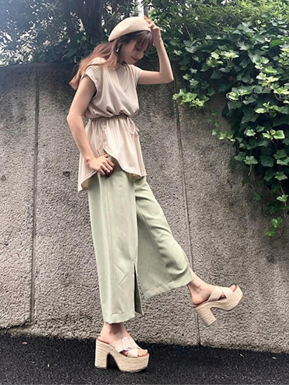 「休日スタイル、ウエストマーク、夏コーデ、セシルマクビー、カジュアルコーデ、CECIL McBEE、ネックレス付き、ドロスト、高身長女子」｜「CECIL McBEEのネックレス付きウエストドロストTOPS（タンクトップ、ベージュ系）」を使った、cecilmcbee_staffさん（レディース・167cm）の夏コーディネートの1枚目の写真