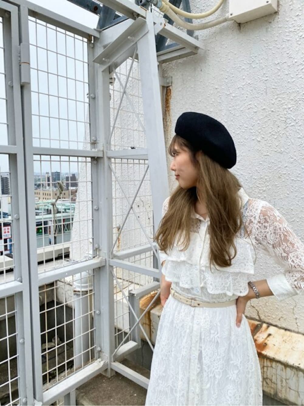 「ワンピース、レース、フリル、デート、休日スタイル、シャツワンピ、総レース、セシルマクビー、CECIL McBEE」｜「CECIL McBEEの総レースシャツワンピース（ワンピース、ホワイト系）」を使った、cecilmcbee_staffさん（レディース・155cm）の夏コーディネートの1枚目の写真