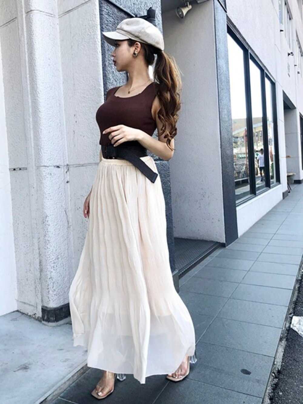 「スカート、ロングスカート、休日スタイル、ノースリーブ、セシルマクビー、カジュアルコーデ、スクエア、CECIL McBEE、マジョリカプリーツ」｜「CECIL McBEEのスクエアノースリーブニットTOPS（タンクトップ、ブラウン系）」を使った、cecilmcbee_staffさん（レディース・160cm）の夏コーディネートの1枚目の写真