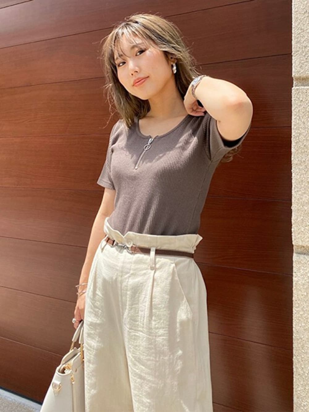「休日スタイル、ワイドパンツ、セシルマクビー、カジュアルコーデ、麻、CECIL McBEE、フロントジップ、ハーフジップ、麻調」｜「CECIL McBEEのハーフZIPテレコカットソー（Tシャツ/カットソー、ホワイト系）」を使った、cecilmcbee_staffさん（レディース・155cm）の夏コーディネートの1枚目の写真