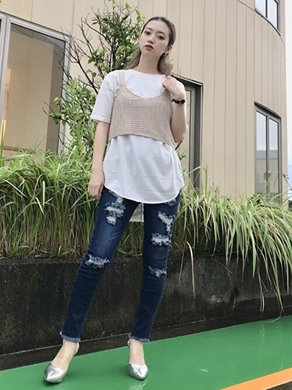 「デニム、休日スタイル、クラッシュデニム、夏コーデ、セシルマクビー、カジュアルコーデ、CECIL McBEE、ニットビスチェ」｜「CECIL McBEEのニットビスチェ付きＴＯＰＳ（ニット/セーター、オレンジ系）」を使った、cecilmcbee_staffさん（レディース・157cm）の夏コーディネートの1枚目の写真