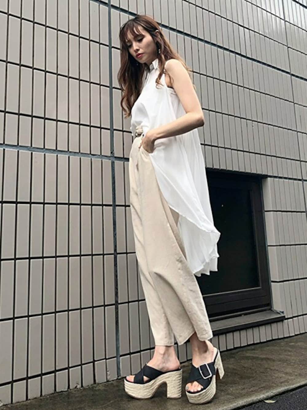 「シャツ、ロングシャツ、ワイドパンツ、ノースリーブ、セシルマクビー、カジュアルコーデ、麻、CECIL McBEE、高身長女子、バックプリーツ」｜「CECIL McBEEのインナー付き後ろプリーツロングブラウス（シャツ/ブラウス、ホワイト系）」を使った、cecilmcbee_staffさん（レディース・167cm）の夏コーディネートの1枚目の写真