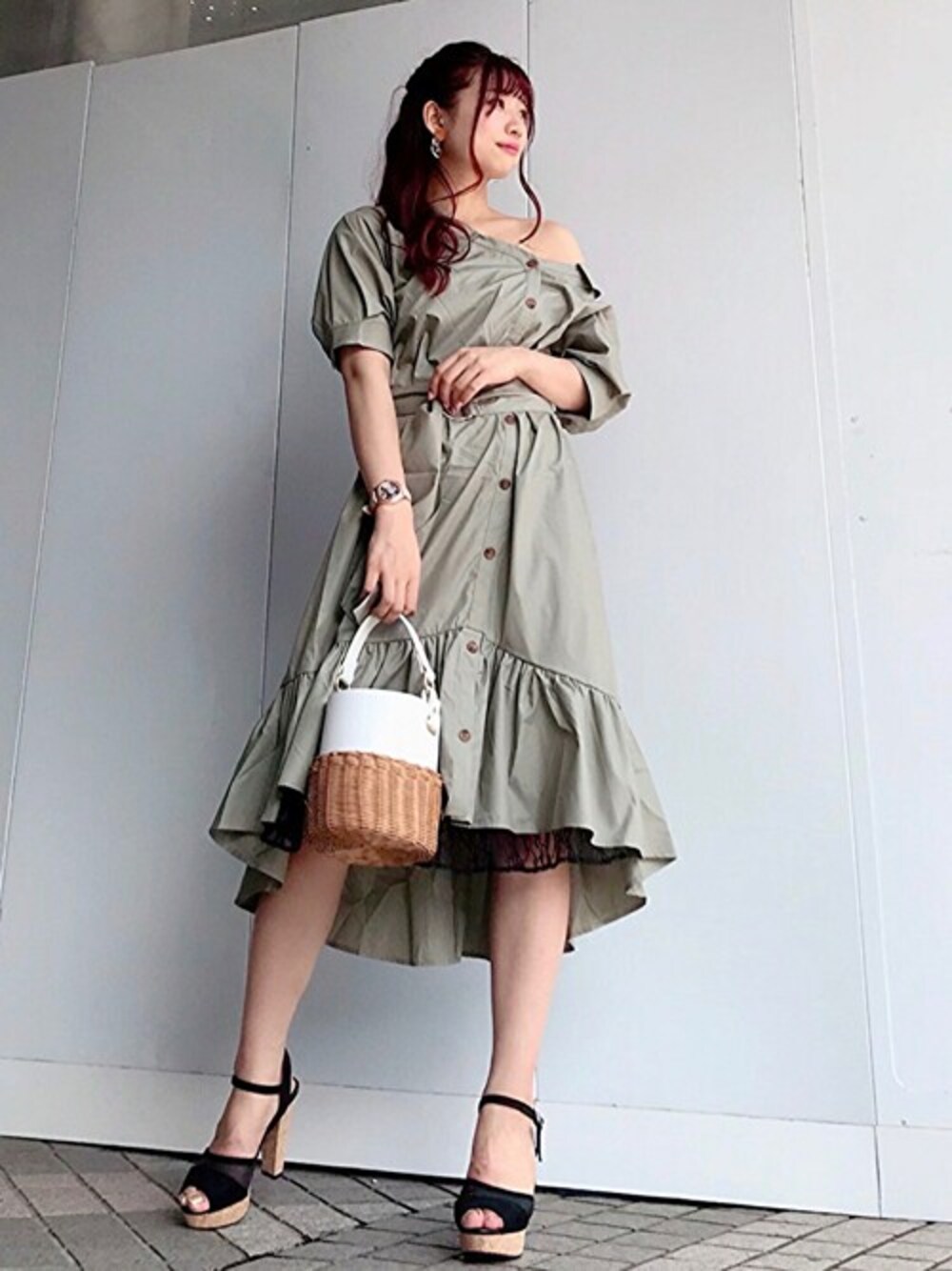 「ワンピース、シャツワンピ、セシルマクビー、カジュアルコーデ、肌見せ、CECIL McBEE、夏ワンピ、開襟ワンピース」｜「CECIL McBEEのベルト付開襟シャツワンピース（ワンピース、ベージュ系）」を使った、cecilmcbee_staffさん（レディース・160cm）の夏コーディネートの1枚目の写真