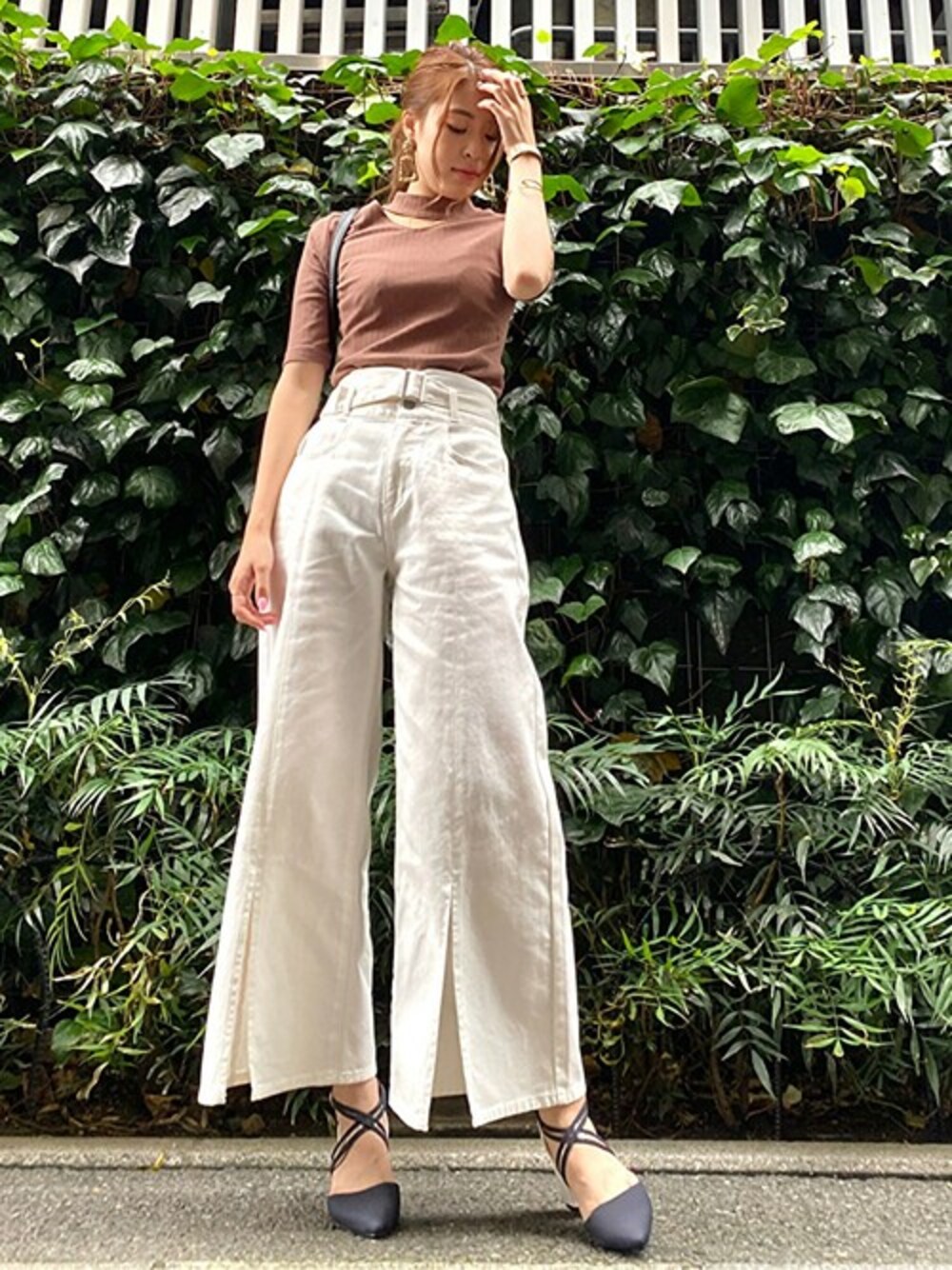 「ハイウエスト、ワイドパンツ、チョーカー、セシルマクビー、カジュアルコーデ、CECIL McBEE、高身長女子、フロントスリット、チョーカー風、スリットパンツ」｜「CECIL McBEEのチョーカー風テレコトップス（Tシャツ/カットソー、ブラック系）」を使った、cecilmcbee_staffさん（レディース・165cm）の夏コーディネートの1枚目の写真