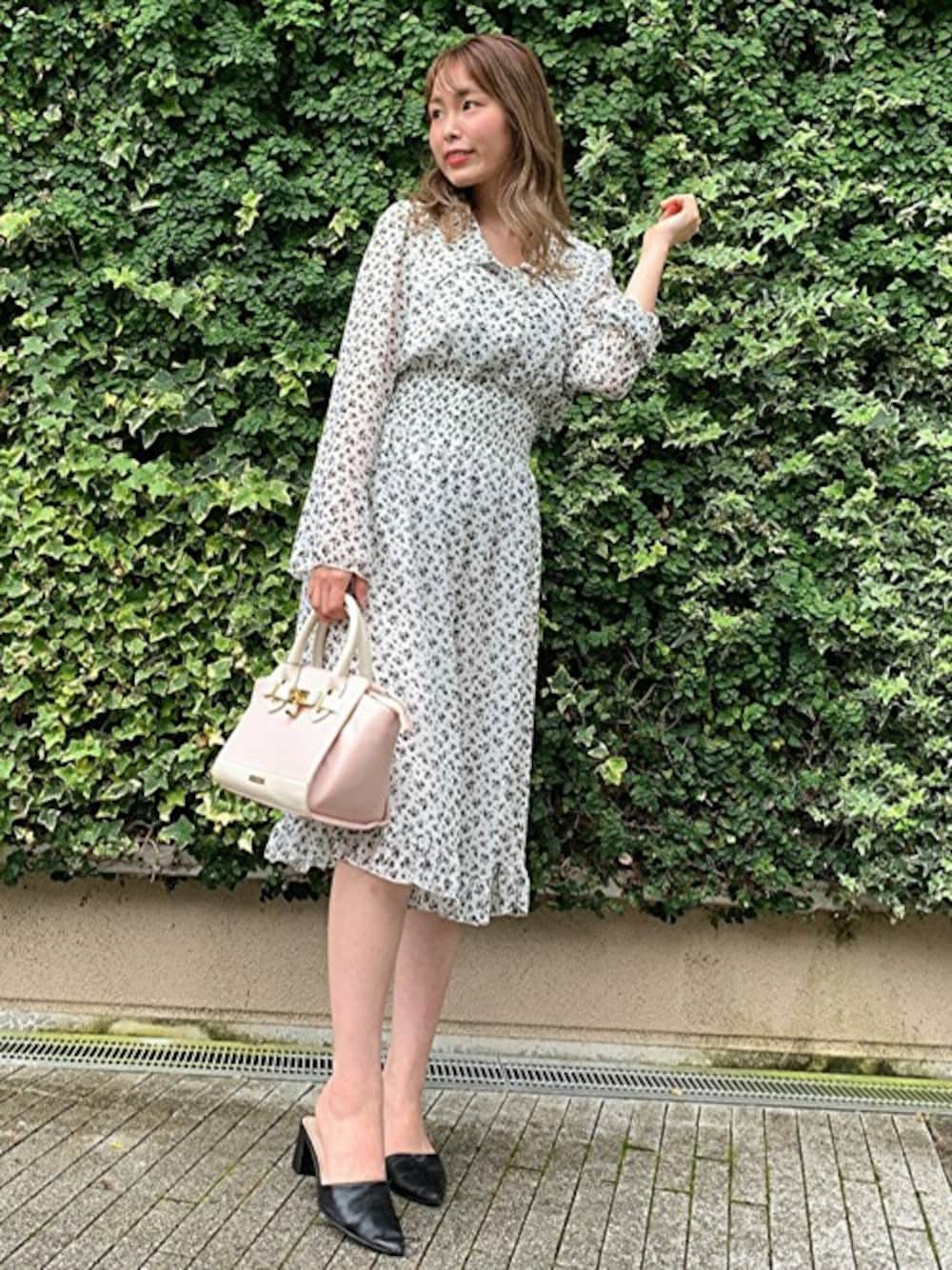 「ワンピース、休日スタイル、小花柄、セシルマクビー、カジュアルコーデ、CECIL McBEE、大人かわいい、小花柄ワンピース」｜「CECIL McBEEの小花柄襟付きワンピース（ワンピース、ブラック系）」を使った、cecilmcbee_staffさん（レディース・156cm）の夏コーディネートの1枚目の写真