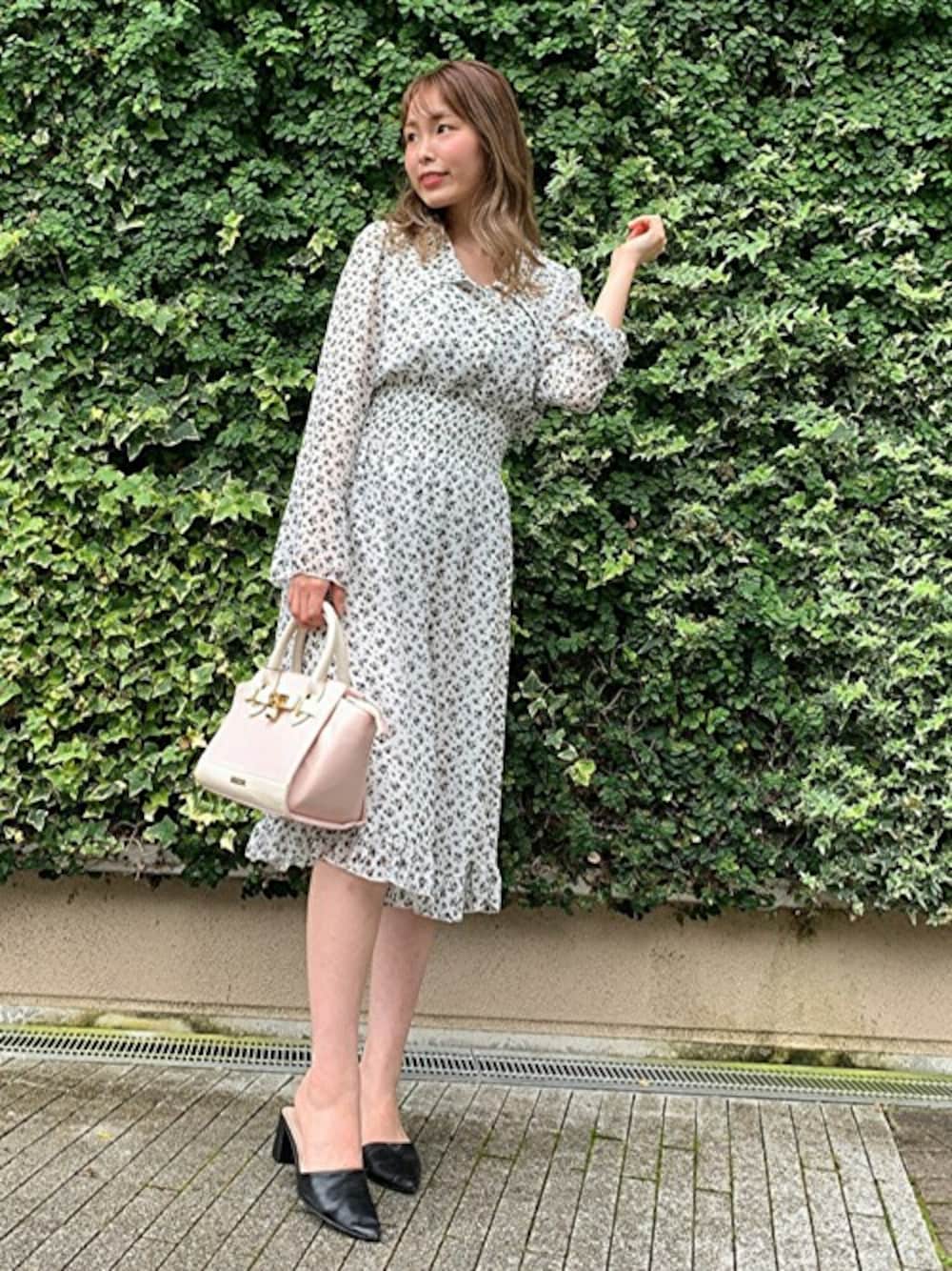 「ワンピース、花柄、デート、休日スタイル、花柄ワンピース、セシルマクビー、CECIL McBEE、大人かわいい」｜「CECIL McBEEの小花柄襟付きワンピース（ワンピース、ブラック系）」を使った、cecilmcbee_staffさん（レディース・156cm）の夏コーディネートの1枚目の写真