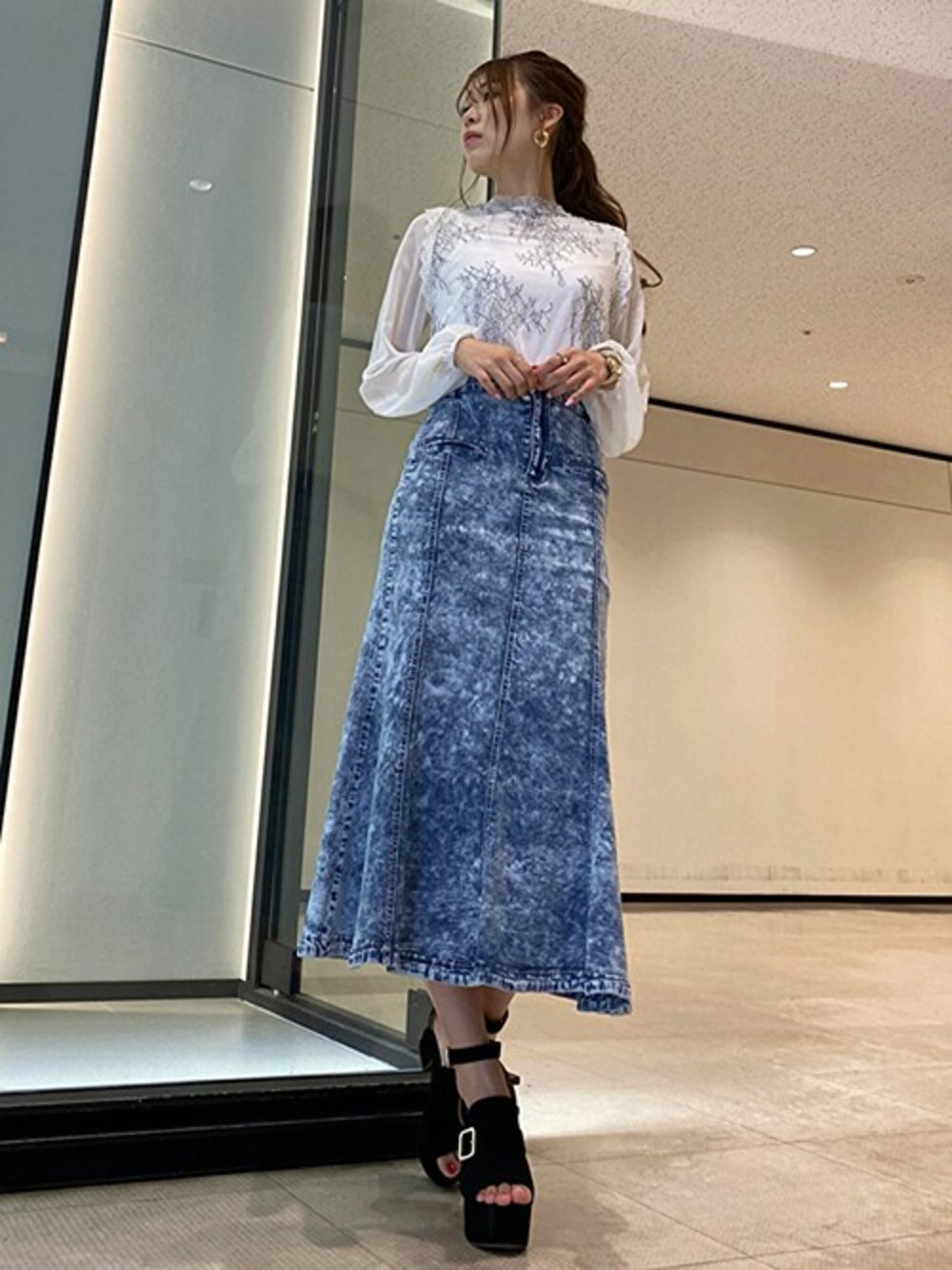 「デニム、ハイウエスト、デニムスカート、休日スタイル、マーメイドスカート、セシルマクビー、カジュアルコーデ、CECIL McBEE、高身長女子」｜「CECIL McBEEのストレッチマーメードスカート（スカート、ブルー系）」を使った、cecilmcbee_staffさん（レディース・165cm）の夏コーディネートの1枚目の写真