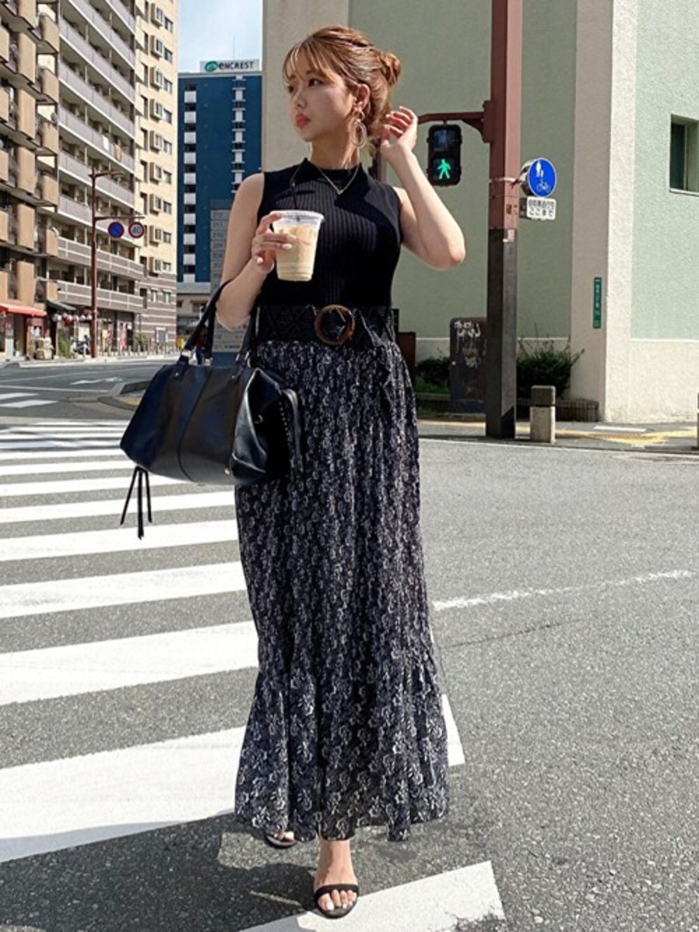 「ロングスカート、休日スタイル、プリーツスカート、ノースリーブ、セシルマクビー、カジュアルコーデ、CECIL McBEE、プチハイネック、マジョリカプリーツ」｜「CECIL McBEEのマジョリカプリーツシフォンスカート（スカート、ブラック系）」を使った、cecilmcbee_staffさん（レディース・160cm）の夏コーディネートの1枚目の写真
