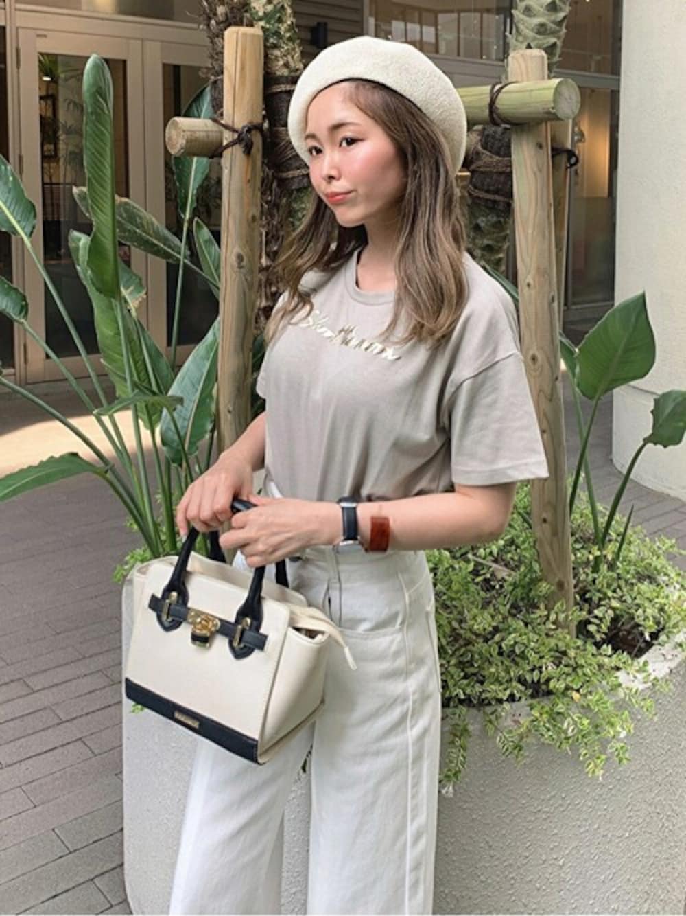 「休日スタイル、ワイドパンツ、デニムパンツ、ラフスタイル、セシルマクビー、カジュアルコーデ、CECIL McBEE、スリットパンツ」｜「CECIL McBEEのフロントスリットデニムパンツ（その他パンツ、ホワイト系）」を使った、cecilmcbee_staffさん（レディース・156cm）の夏コーディネートの1枚目の写真