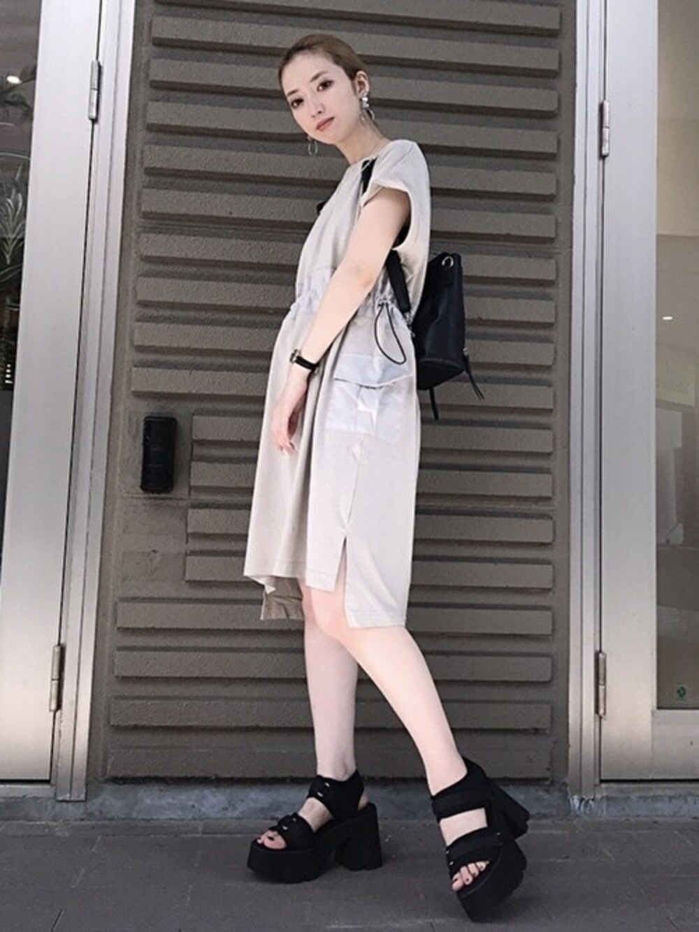 「ワンピース、休日スタイル、ウエストマーク、ラフスタイル、セシルマクビー、カジュアルコーデ、CECIL McBEE」｜「CECIL McBEEのウエスト切り替えドロストワンピース（ワンピース、ブラック系）」を使った、cecilmcbee_staffさん（レディース・157cm）の夏コーディネートの1枚目の写真