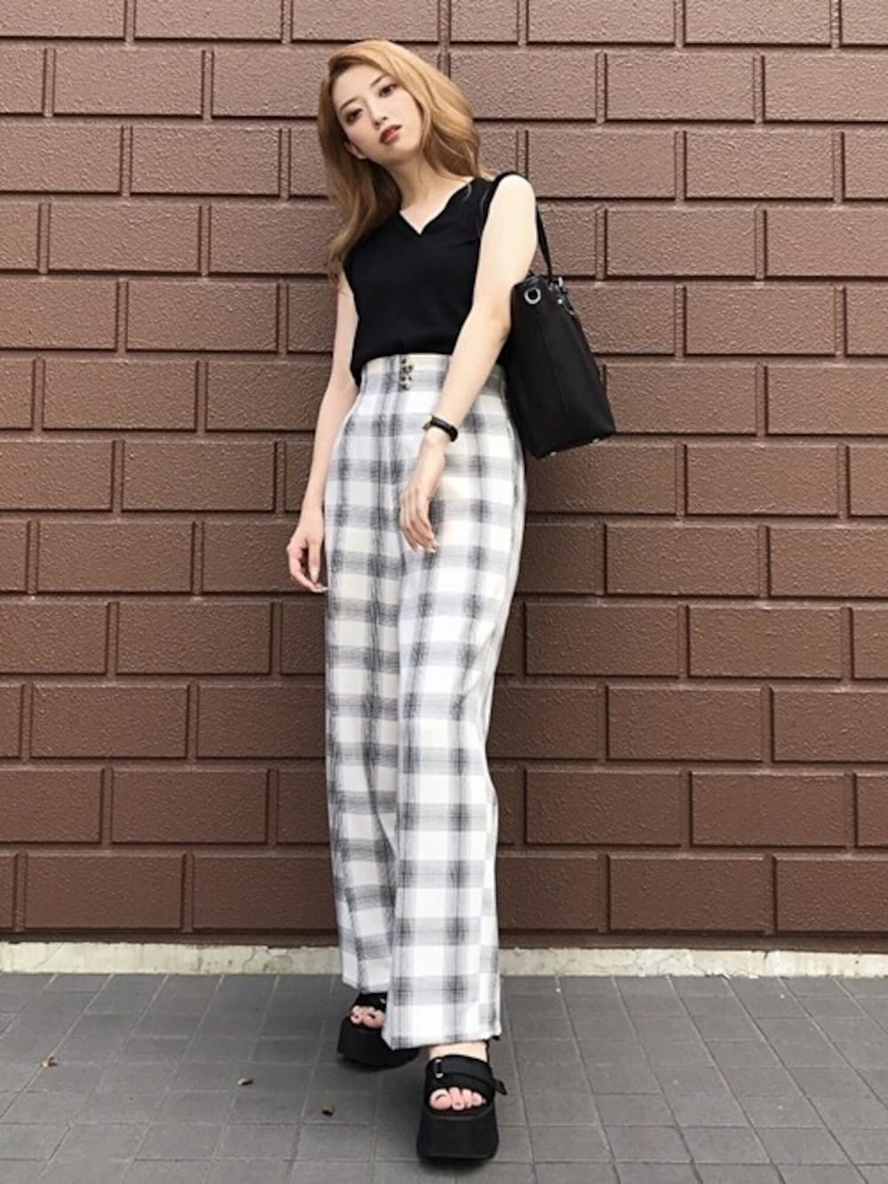 「休日スタイル、ワイドパンツ、チェックパンツ、ウエストマーク、セシルマクビー、カジュアルコーデ、CECIL McBEE、フレンチスリーブ」｜「CECIL McBEEのダブル釦ワイドボトム（その他パンツ、ベージュ系）」を使った、cecilmcbee_staffさん（レディース・157cm）の夏コーディネートの1枚目の写真
