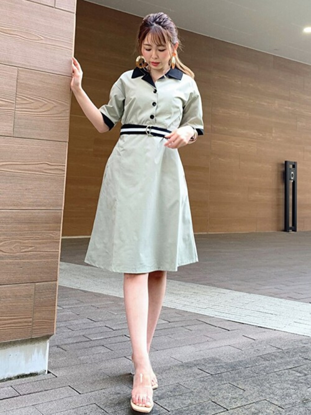 「ワンピース、大人カジュアル、休日スタイル、シャツワンピ、セシルマクビー、カジュアルコーデ、CECIL McBEE、大人かわいい、配色ワンピース」｜「CECIL McBEEの配色開襟シャツワンピース（ワンピース、グリーン系）」を使った、cecilmcbee_staffさん（レディース・156cm）の夏コーディネートの1枚目の写真