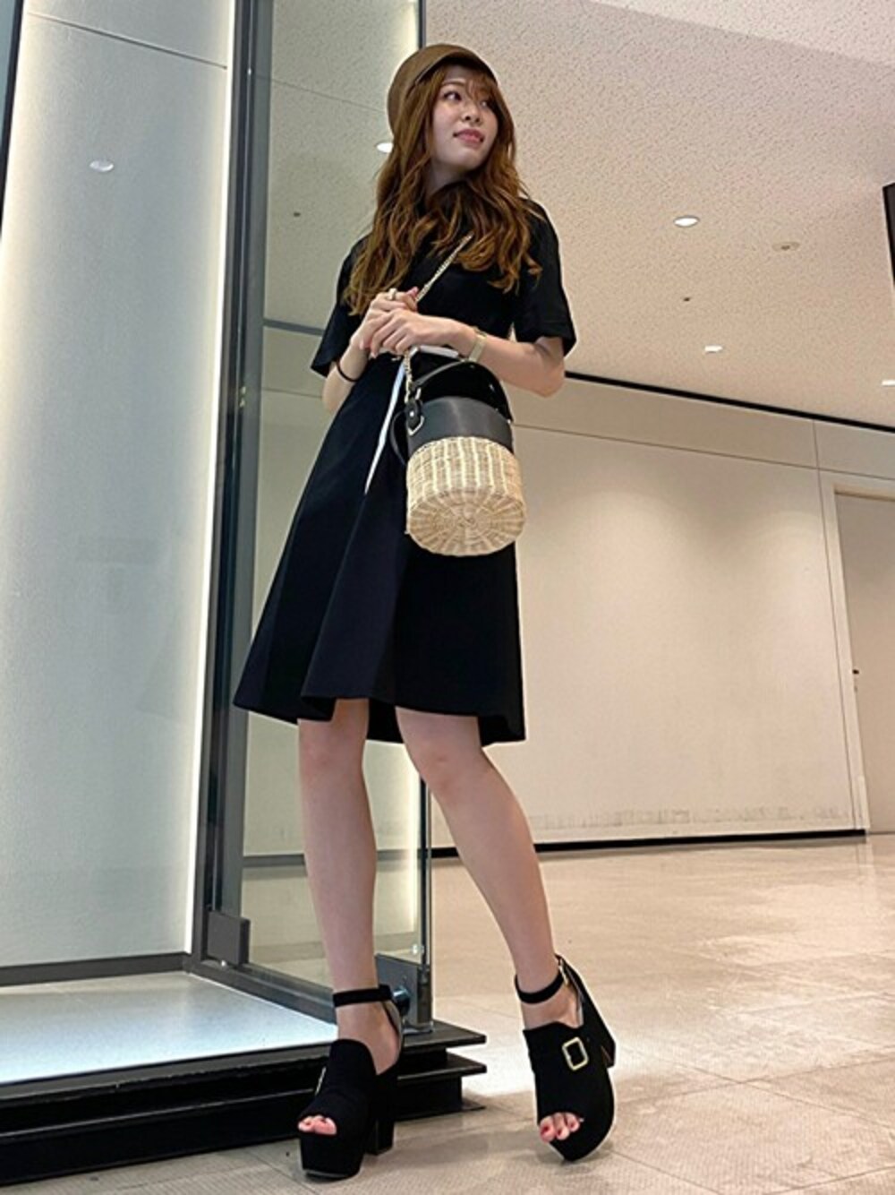 「休日スタイル、配色、シャツワンピ、ベルト付き、セシルマクビー、カジュアルコーデ、CECIL McBEE、高身長女子」｜「CECIL McBEEの配色開襟シャツワンピース（ワンピース、グリーン系）」を使った、cecilmcbee_staffさん（レディース・165cm）の夏コーディネートの1枚目の写真