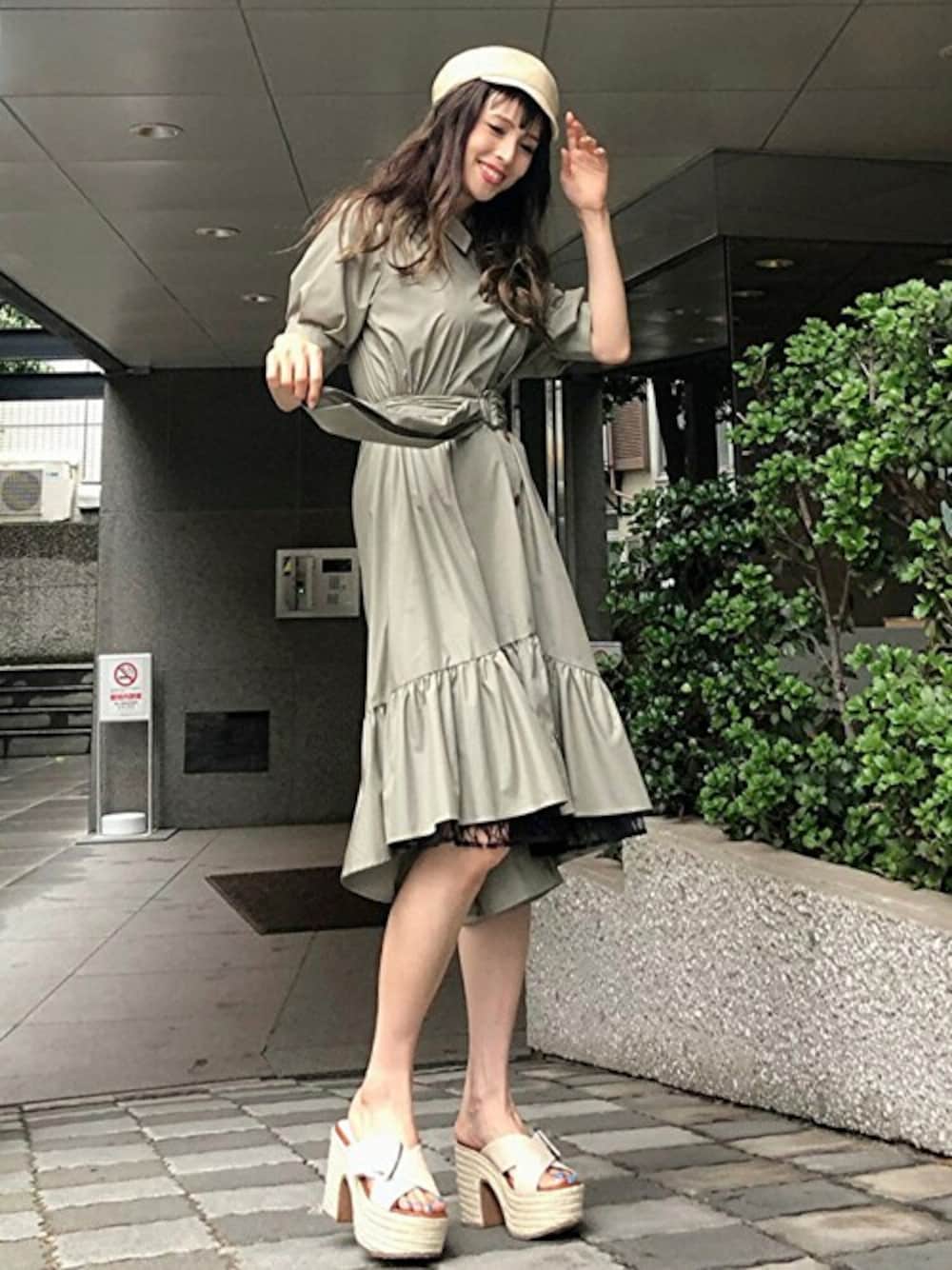 「ワンピース、休日スタイル、ベルト付き、夏コーデ、セシルマクビー、カジュアルコーデ、CECIL McBEE、高身長女子」｜「CECIL McBEEのベルト付開襟シャツワンピース（ワンピース、ベージュ系）」を使った、cecilmcbee_staffさん（レディース・167cm）の夏コーディネートの1枚目の写真