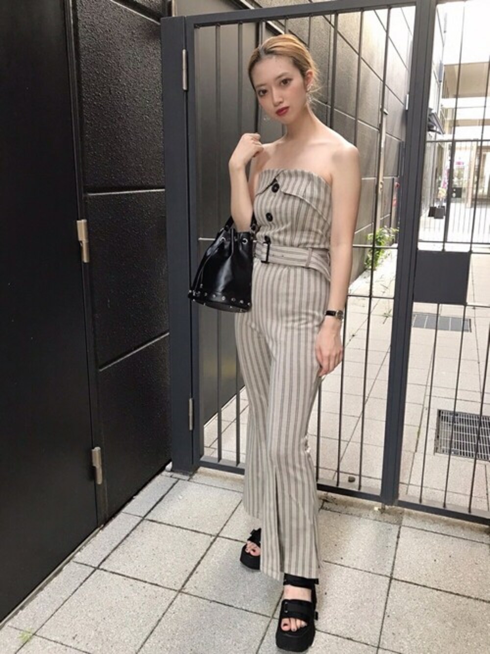 「ワンピース、オールインワン、ストライプ、休日スタイル、お出かけコーデ、セシルマクビー、カジュアルコーデ、CECIL McBEE」｜「CECIL McBEEのインナー付フレアオールインワン（ワンピース、グレー系）」を使った、cecilmcbee_staffさん（レディース・157cm）の夏コーディネートの1枚目の写真
