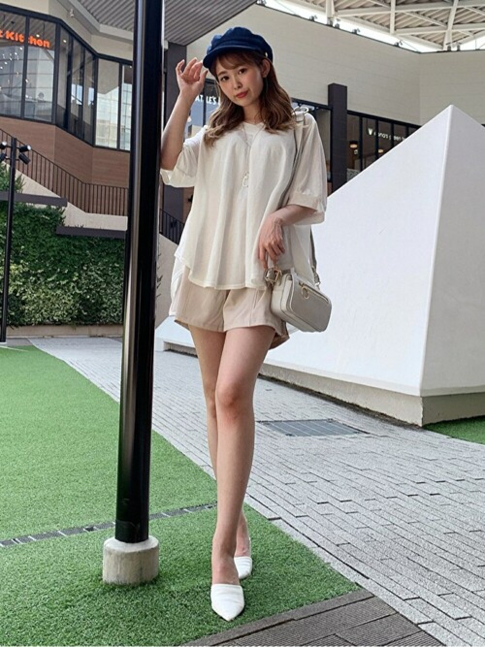 「休日スタイル、ビックシルエット、セシルマクビー、カジュアルコーデ、ゆるコーデ、スカパン、CECIL McBEE」｜「CECIL McBEEの「ネックレス付きデザインTOPS」（Tシャツ/カットソー、ピンク系）」を使った、cecilmcbee_staffさん（レディース・156cm）の夏コーディネートの1枚目の写真