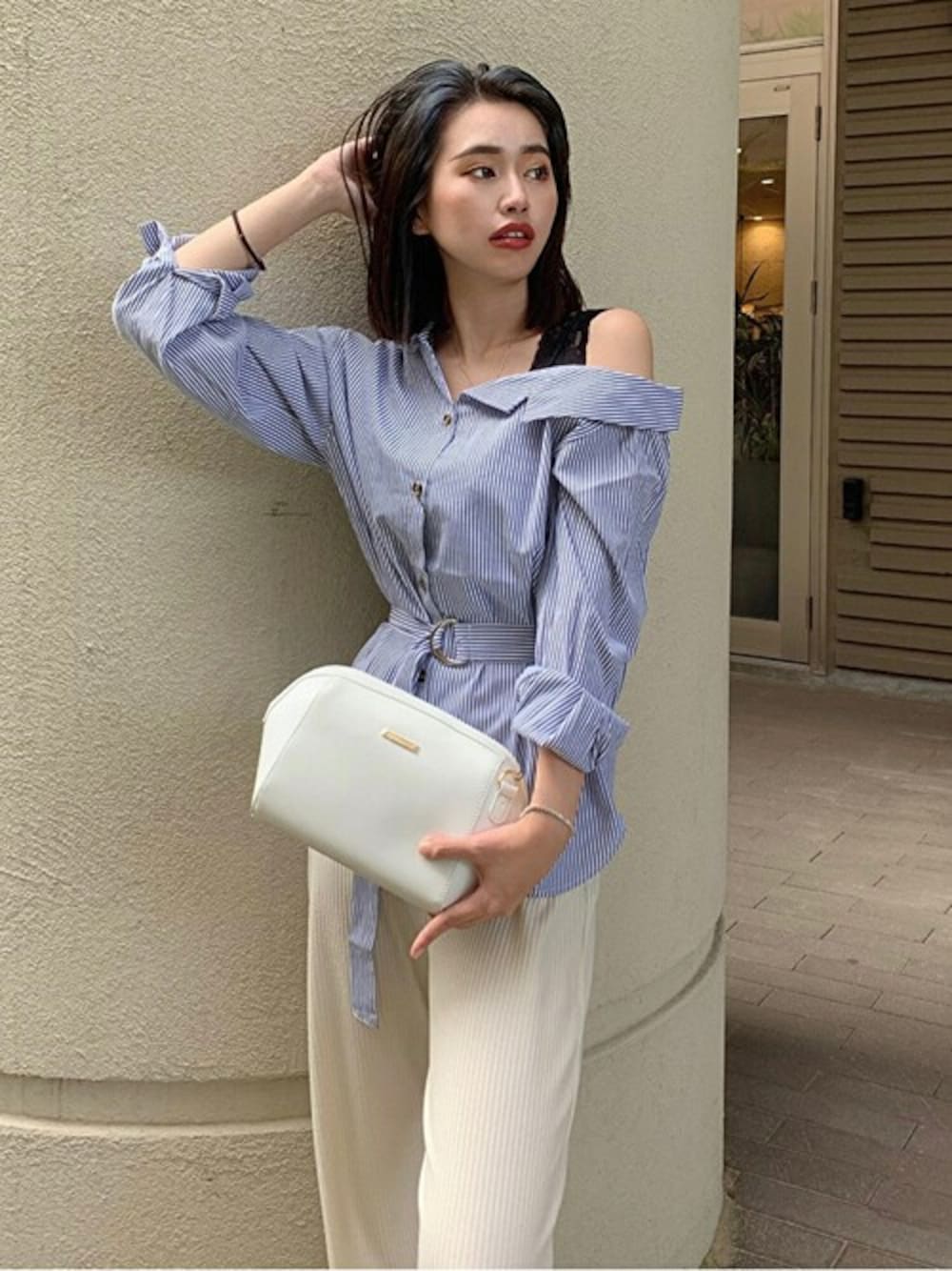 ベージュ系のシャツ/ブラウス、ホワイト系のシャツ/ブラウス、ブルー系のシャツ/ブラウスを着用したレディースの夏コーディネートの1枚目の写真