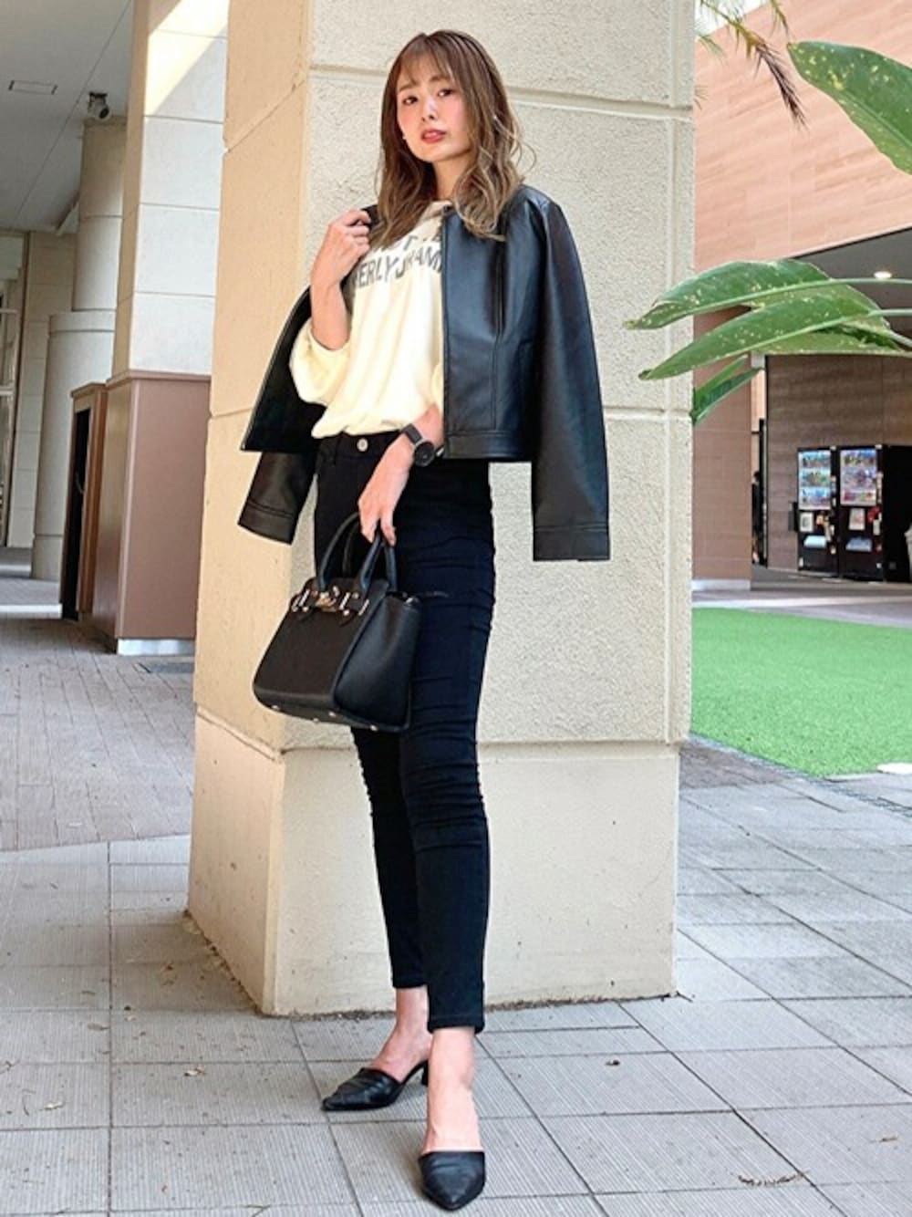 ホワイト系のTシャツ/カットソー、ピンク系のTシャツ/カットソー、ブラック系のTシャツ/カットソーを着用したレディースの秋コーディネートの1枚目の写真