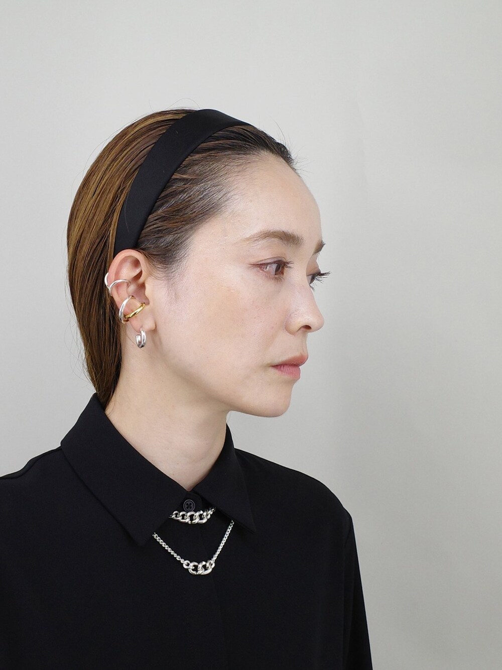 シルバー系のピアス（片耳用）、シルバー系のイヤーカフ、シルバー系のイヤーカフを着用したレディースの冬コーディネートの1枚目の写真