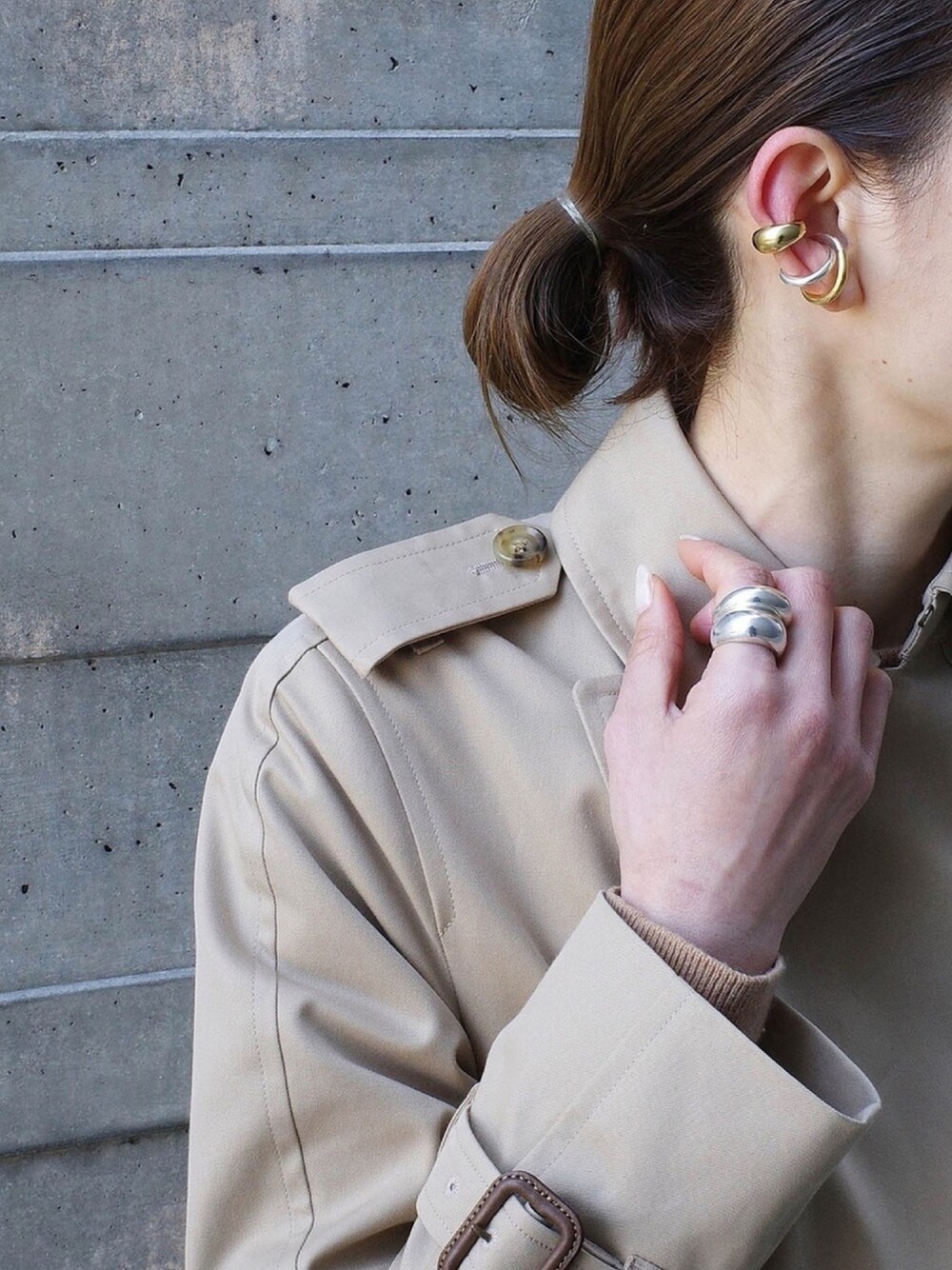 シルバー系のリング、ゴールド系のイヤーカフ、ゴールド系のイヤーカフを着用したレディースの冬コーディネートの1枚目の写真