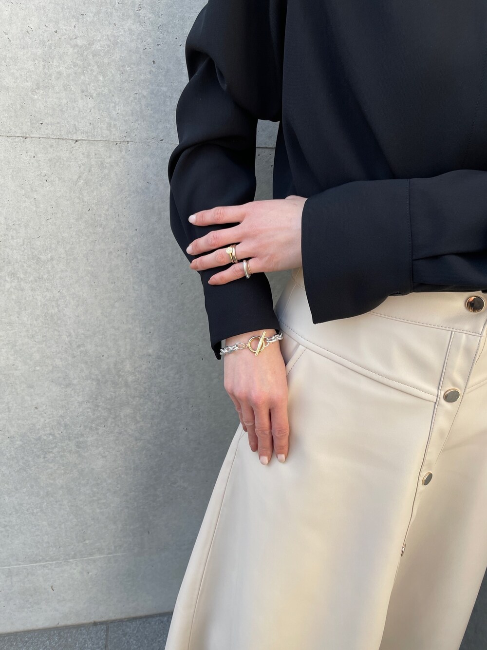 シルバー系のブレスレットを着用したレディースの春コーディネートの1枚目の写真