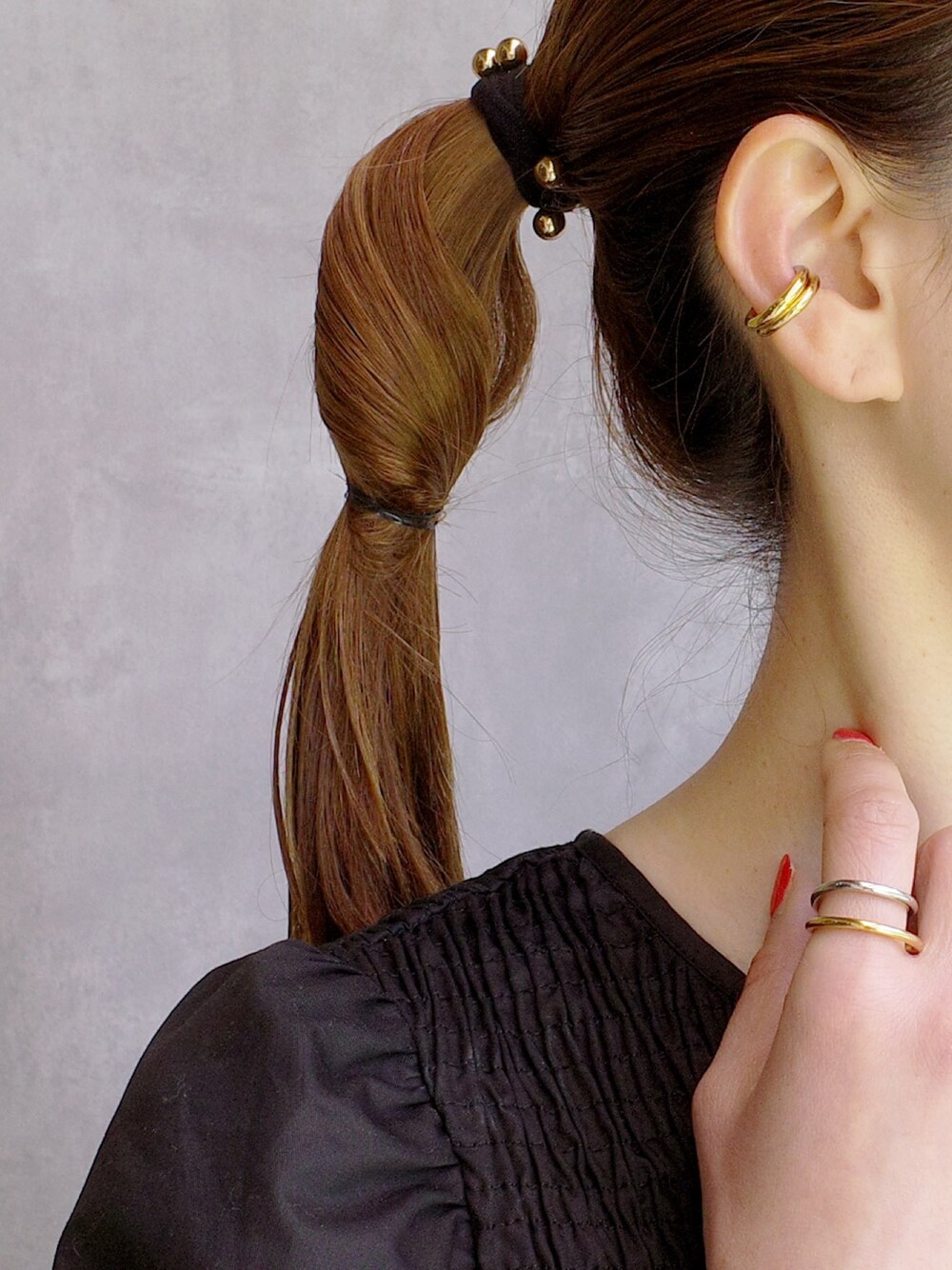 ゴールド系のイヤーカフ、シルバー系のイヤーカフ、シルバー系のイヤーカフを着用したレディースの春コーディネートの1枚目の写真