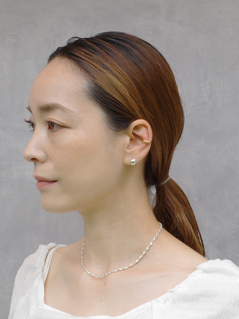 「おしゃれさんと繋がりたい、リラックススタイル、シンプル、キレイめ、ボリューム袖、ホワイトコーデ、シルバーアクセサリー、ISOLATION＿JEWELRY、signal、イヤーカフ」｜「SIGNALの【SIGNAL/シグナル】silver925 ハーフボールピアス / シルバー925（ピアス（両耳用）、シルバー系）」を使った、ISOLATION JEWELRYさん（レディース・159cm）の夏コーディネートの1枚目の写真