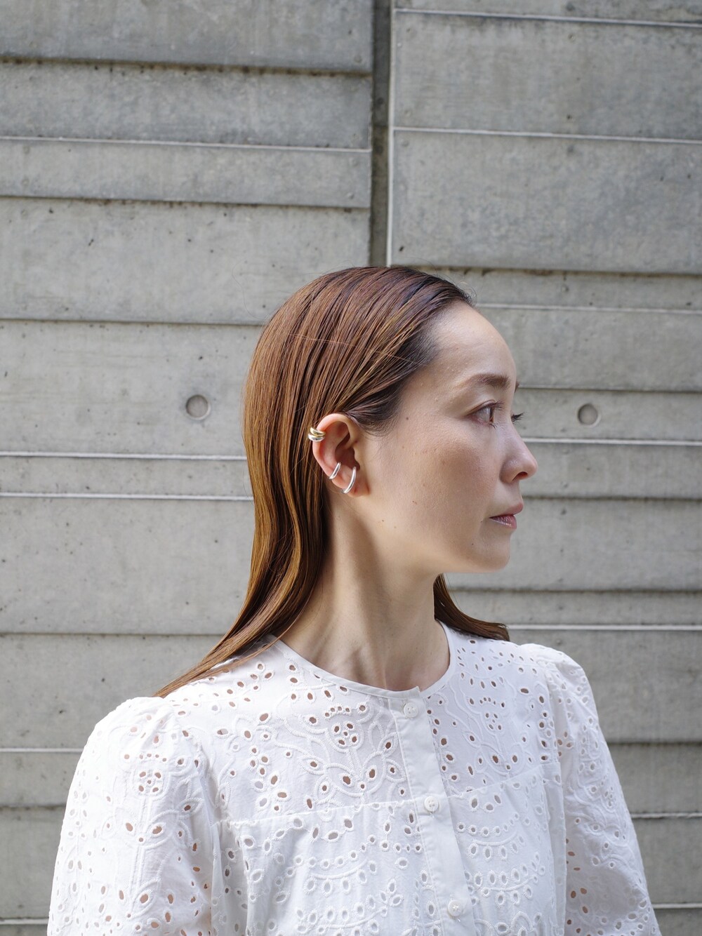 シルバー系のイヤーカフを着用したレディースの夏コーディネートの1枚目の写真