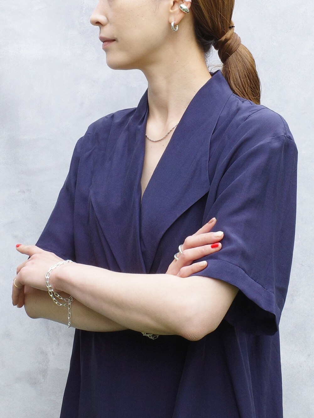 シルバー系のネックレス、シルバー系のリング、シルバー系のネックレスを着用したレディースの夏コーディネートの1枚目の写真