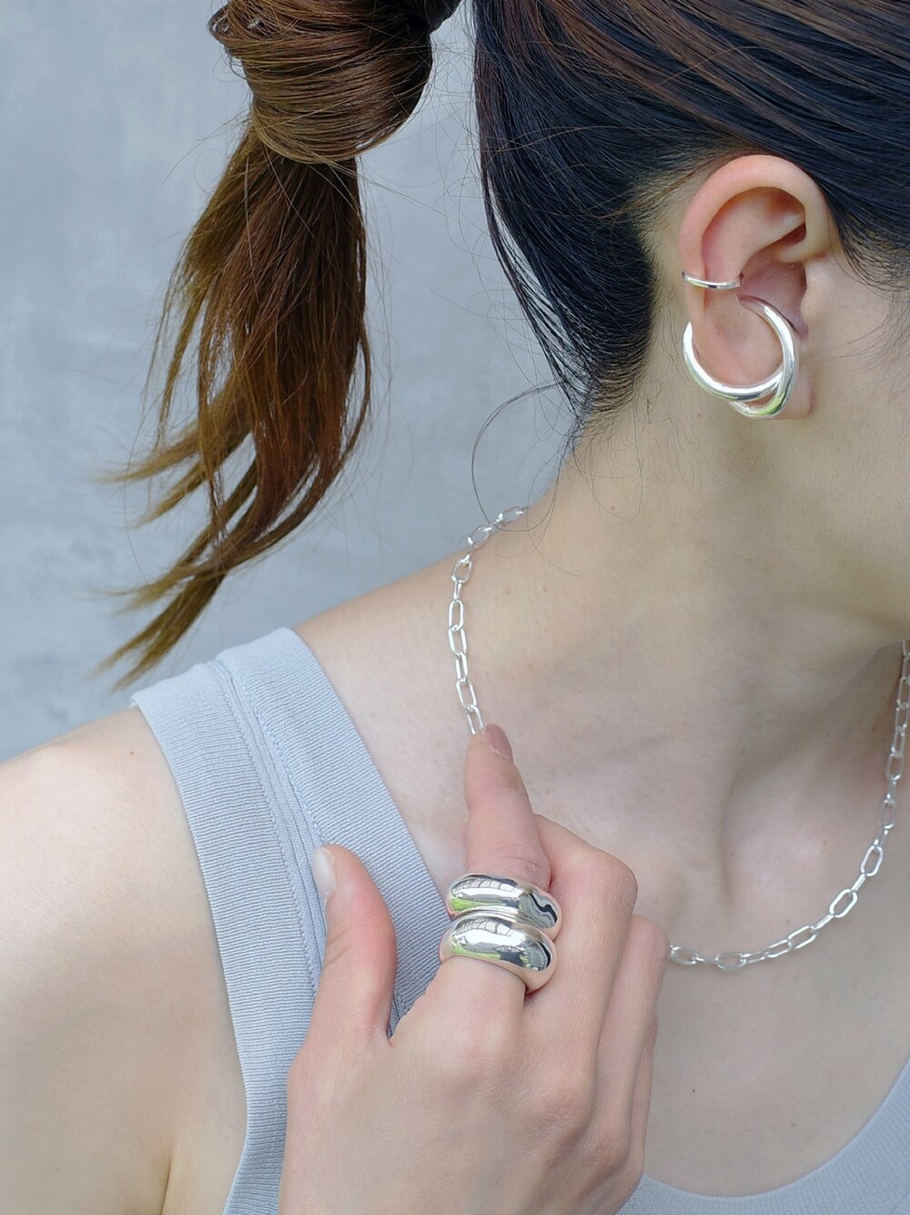 「メンズライク、シンプルコーデ、初夏コーデ、オトナカジュアル、シルバーアクセサリー、asamifujikawa、ISOLATION、ISOLATION＿JEWELRY、signal、チェーンネックレス」｜「ASAMI FUJIKAWAの【ASAMI FUJIKAWA / アサミフジカワ】Ring / リング / Silver925 / 1901005（リング、シルバー系）」を使った、ISOLATION JEWELRYさん（レディース・159cm）の夏コーディネートの1枚目の写真