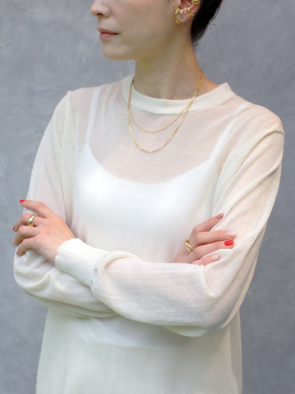 ゴールド系のリング、ゴールド系のリング、ゴールド系のネックレスを着用したレディースの夏コーディネートの1枚目の写真