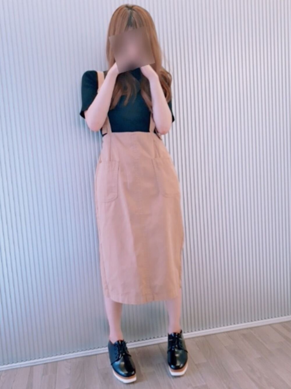 ベージュ系のジャンパースカート、ブラック系のニット/セーター、ブラック系のニット/セーターを着用したレディースの秋コーディネートの1枚目の写真