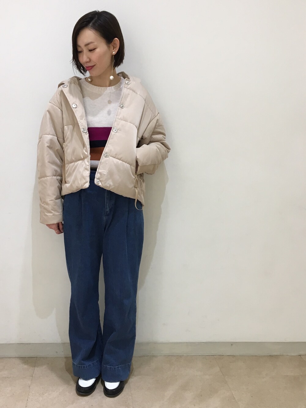 「omekashi、Omekashi新宿ルミネエスト、ダウンジャケット、デニム、ボーダー、ニット、カラフル、HARUTA、オトナカジュアル」｜「Omekashiのフード付き中綿ジャケット（ダウンジャケット/コート、ベージュ系）」を使った、kitanoさん（レディース・164cm）の冬コーディネートの1枚目の写真