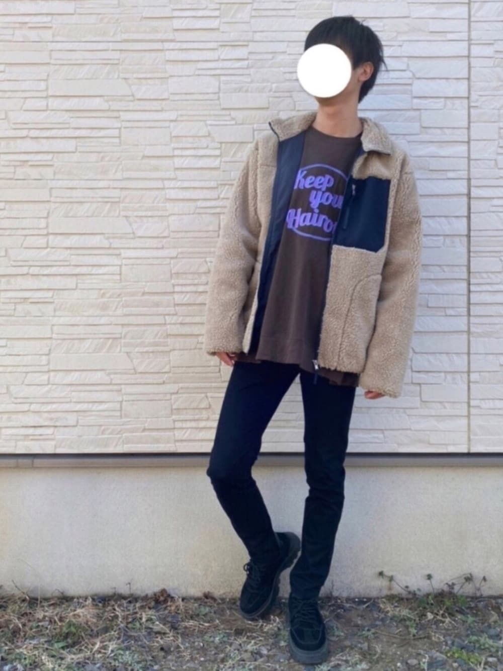 ベージュ系のブルゾン、ブラウン系のTシャツ/カットソー、ブラック系のパンツを着用したメンズの冬コーディネートの1枚目の写真