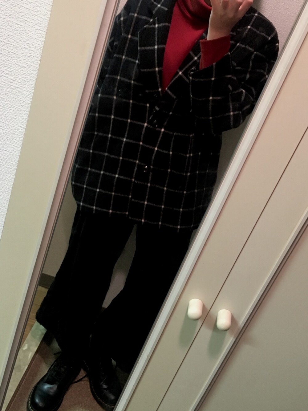 レッド系のTシャツ/カットソー、ブラック系のその他パンツ、ブラック系のブーツを着用したレディースの冬コーディネートの1枚目の写真