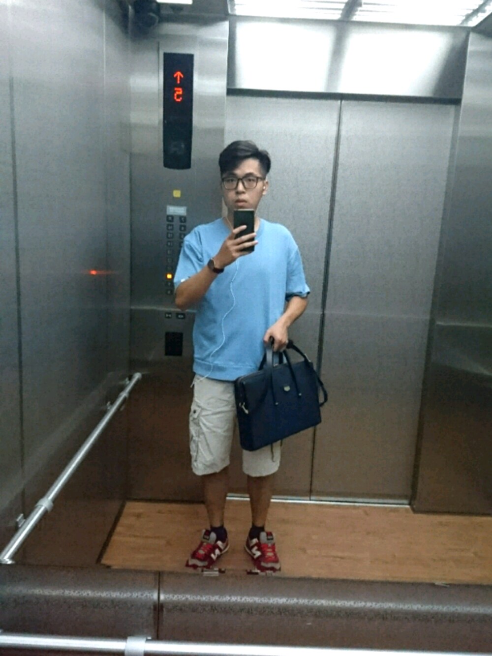 「URBAN RESEARCH x plain-meのCRV0011（Tシャツ/カットソー、ブルー系）」を使った、謝慶潭 Jim Hsieh さん（メンズ・178cm）の秋コーディネートの1枚目の写真