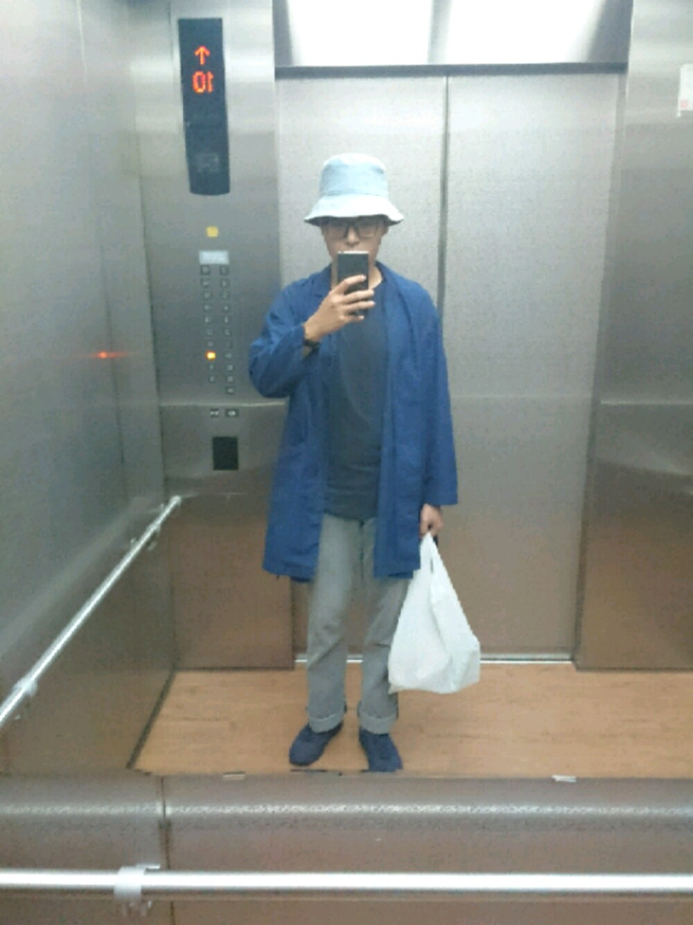 「mouton blanCのアイテム（帽子、ブルー系）」を使った、謝慶潭 Jim Hsieh さん（メンズ・178cm）の秋コーディネートの1枚目の写真