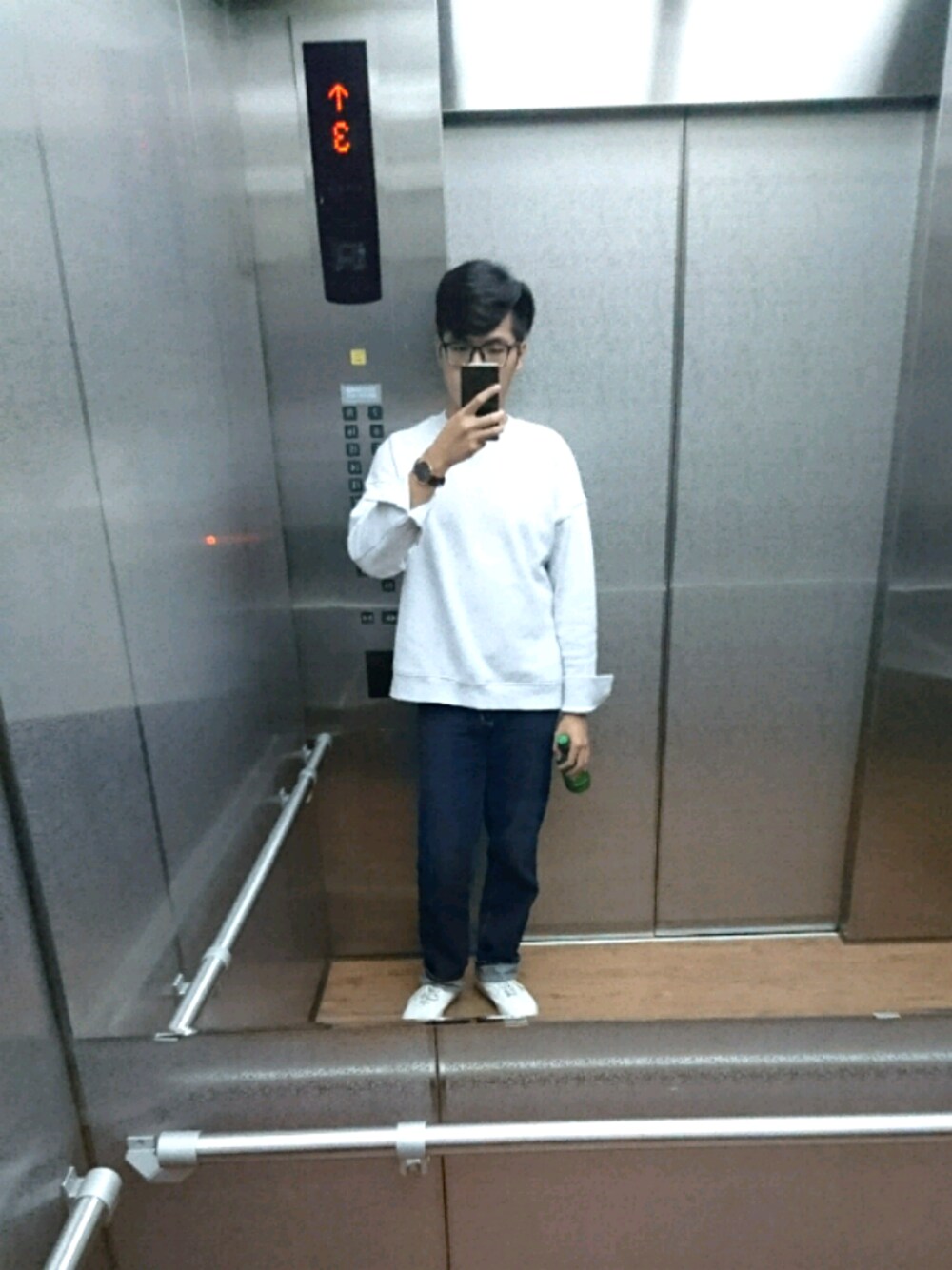 「MAIN BOOTHのアイテム（トップス、ホワイト系）」を使った、謝慶潭 Jim Hsieh さん（メンズ・178cm）の秋コーディネートの1枚目の写真