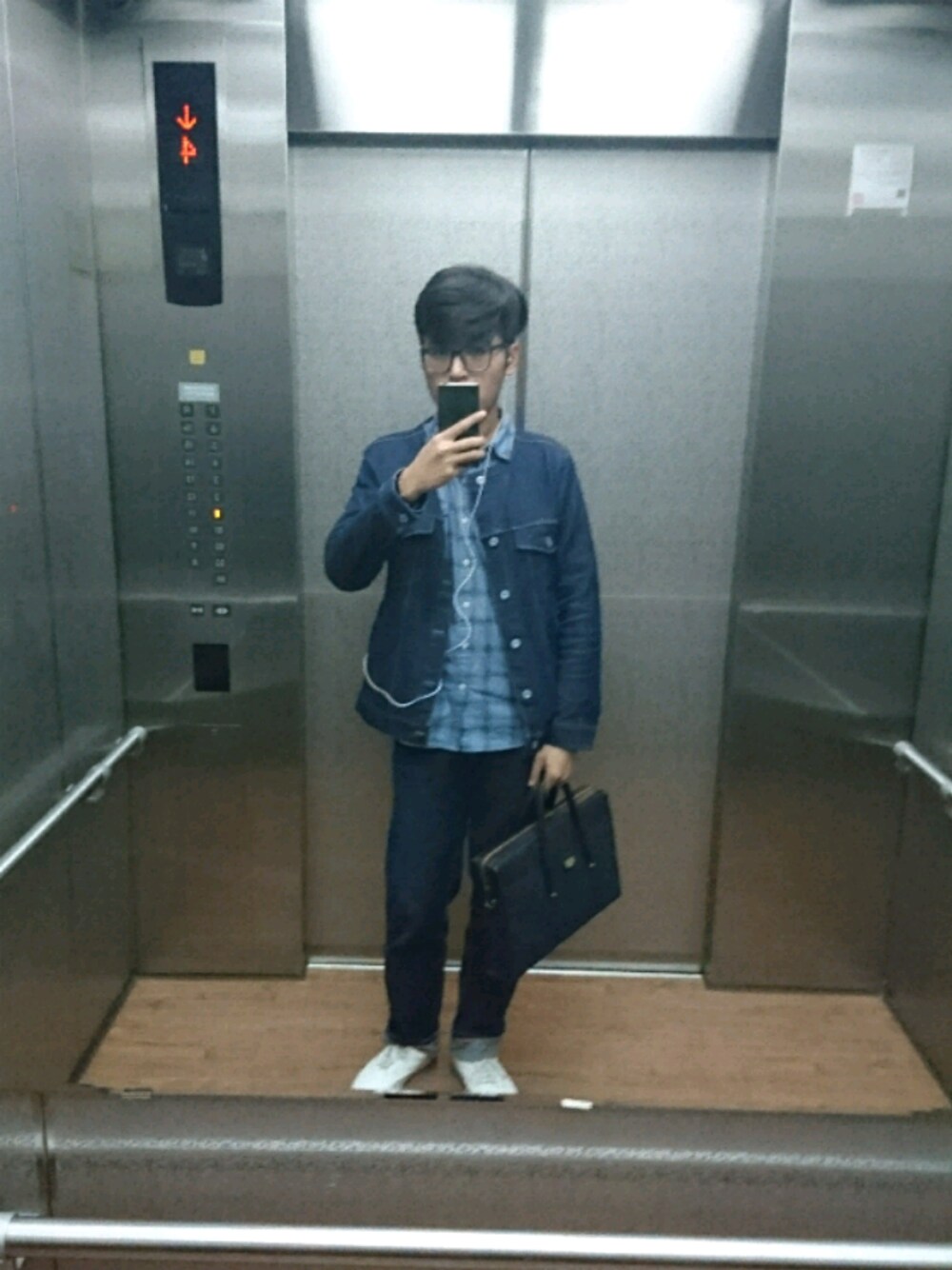 「grnのアイテム（デニムジャケット、ブルー系）」を使った、謝慶潭 Jim Hsieh さん（メンズ・178cm）の秋コーディネートの1枚目の写真
