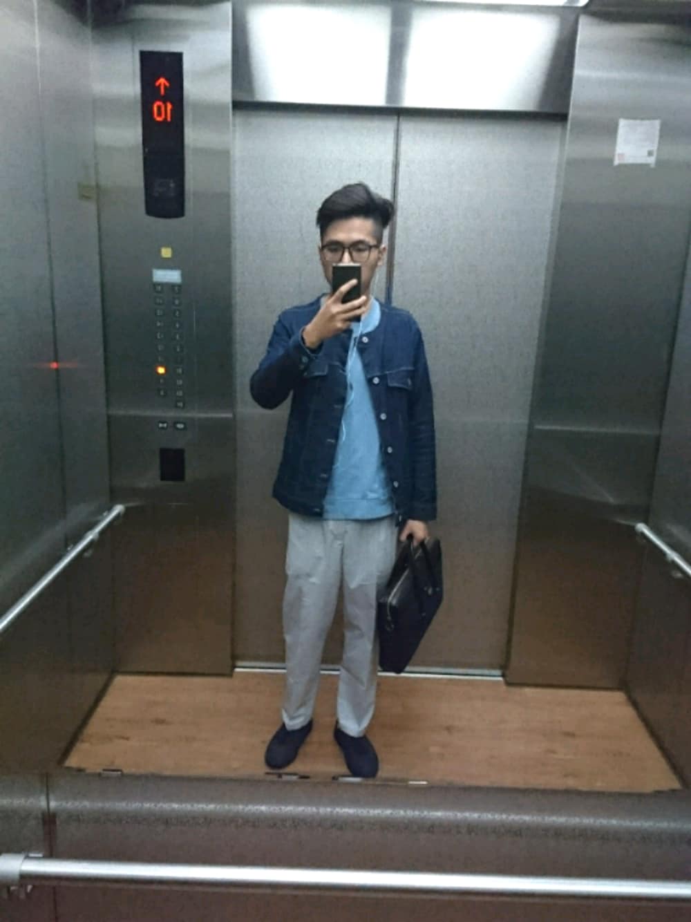 「grnのアイテム（デニムジャケット、ブルー系）」を使った、謝慶潭 Jim Hsieh さん（メンズ・178cm）の秋コーディネートの1枚目の写真
